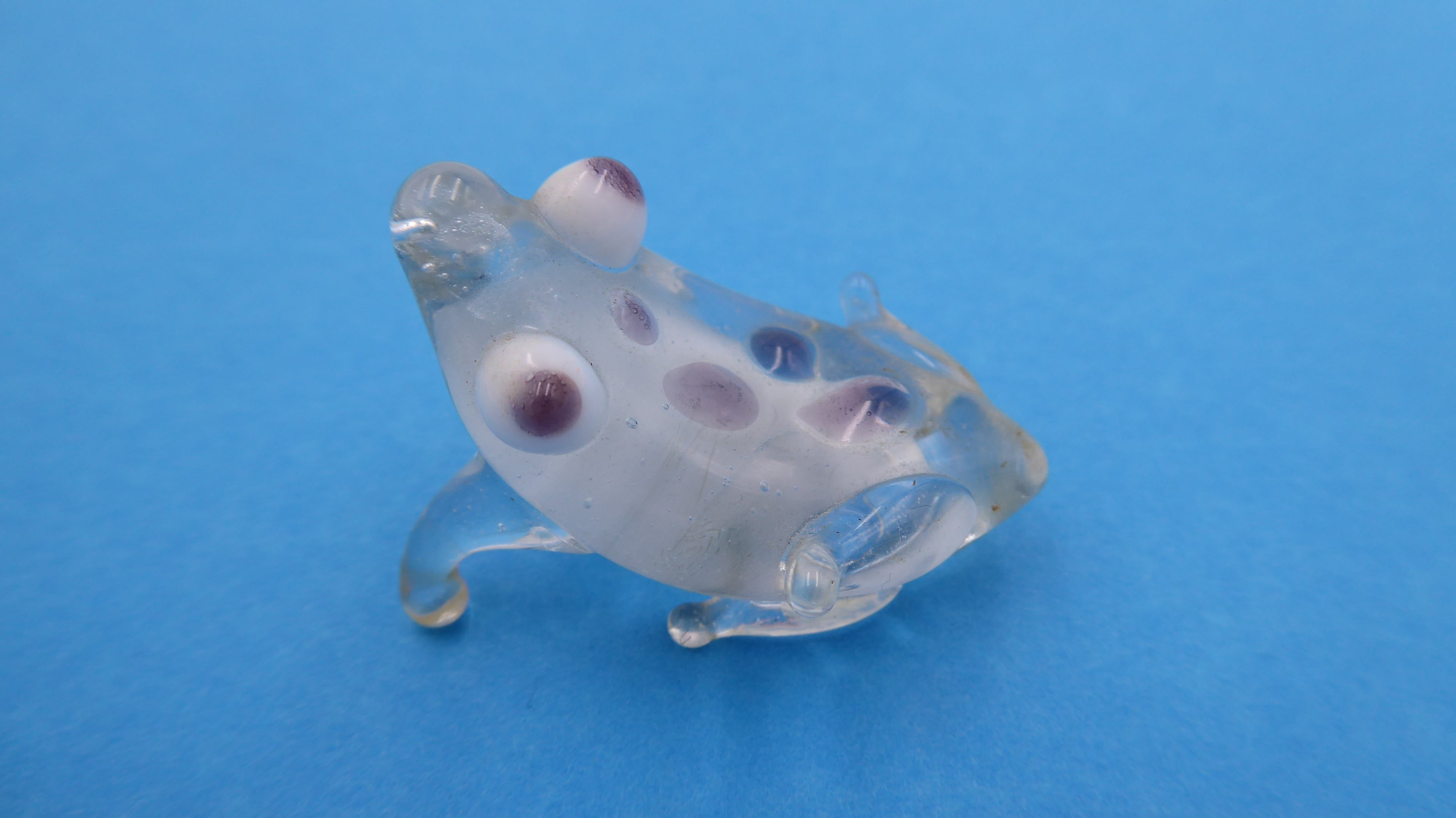 Petite grenouille en verre soufflé intérieur blanc et yeux mauves