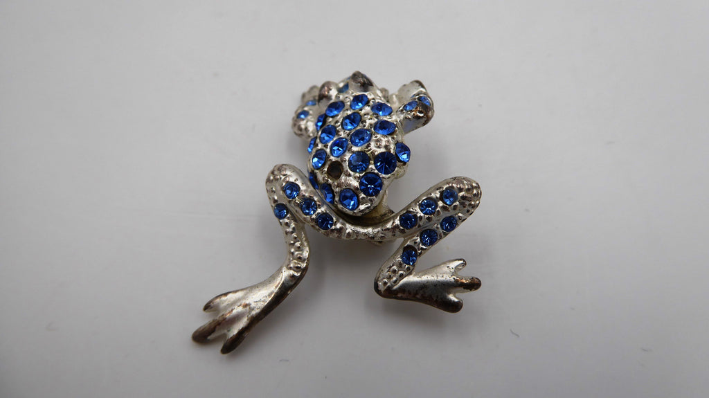 Belle petite broche en métal argenté et strass