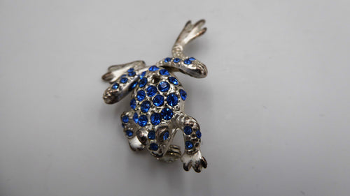Belle petite broche en métal argenté et strass