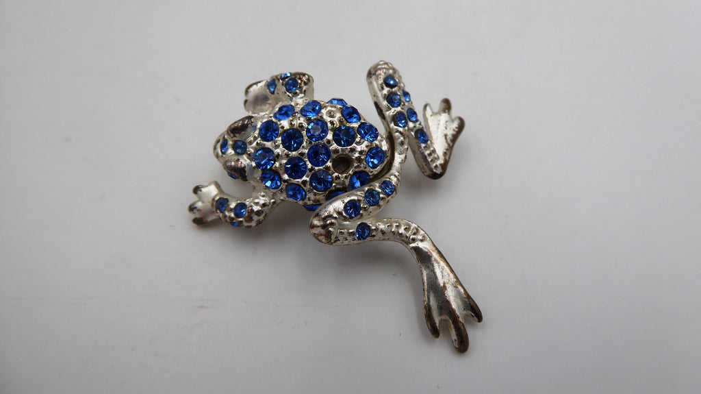 Belle petite broche en métal argenté et strass