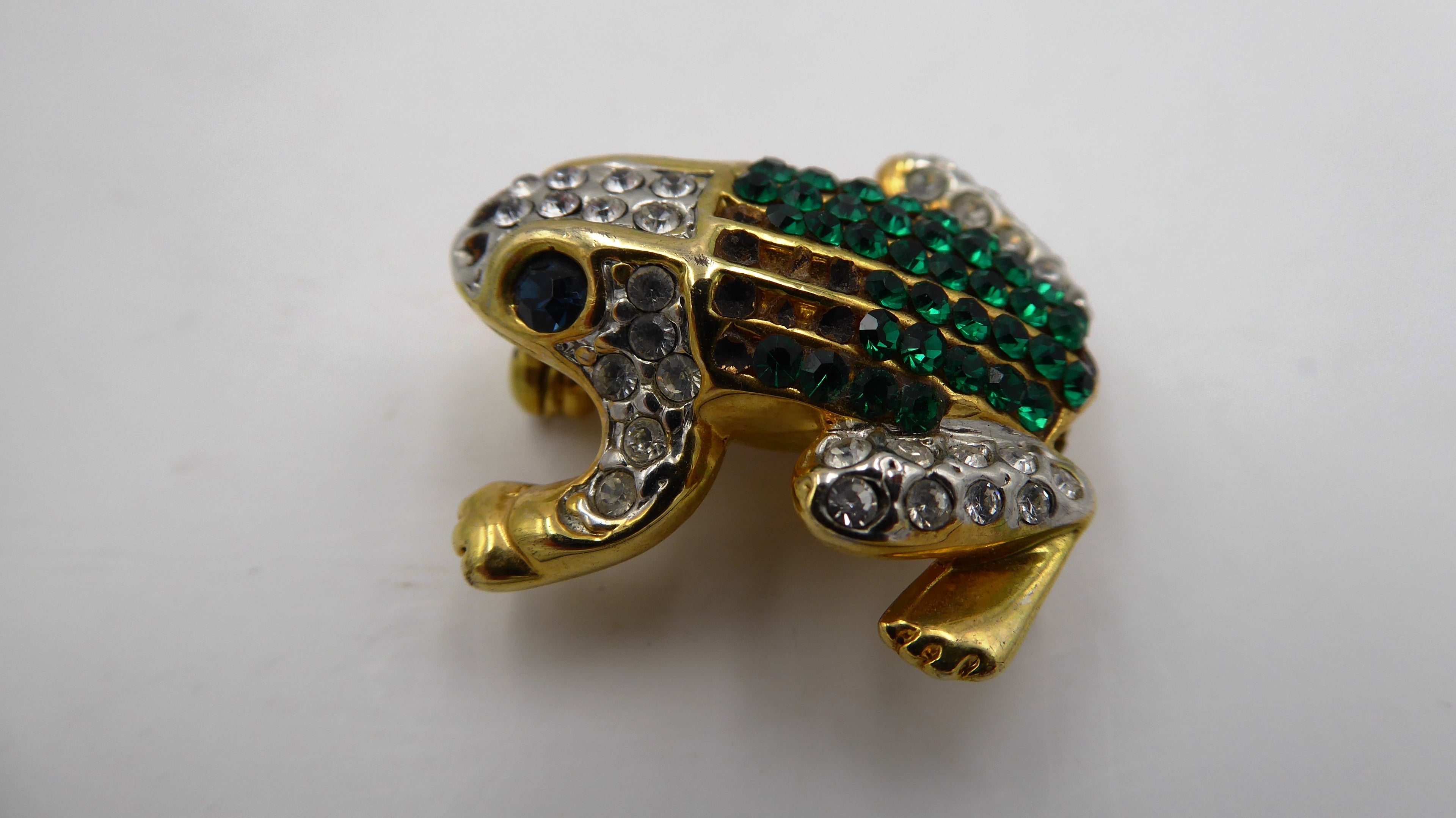 Belle petite broche en métal doré et strass