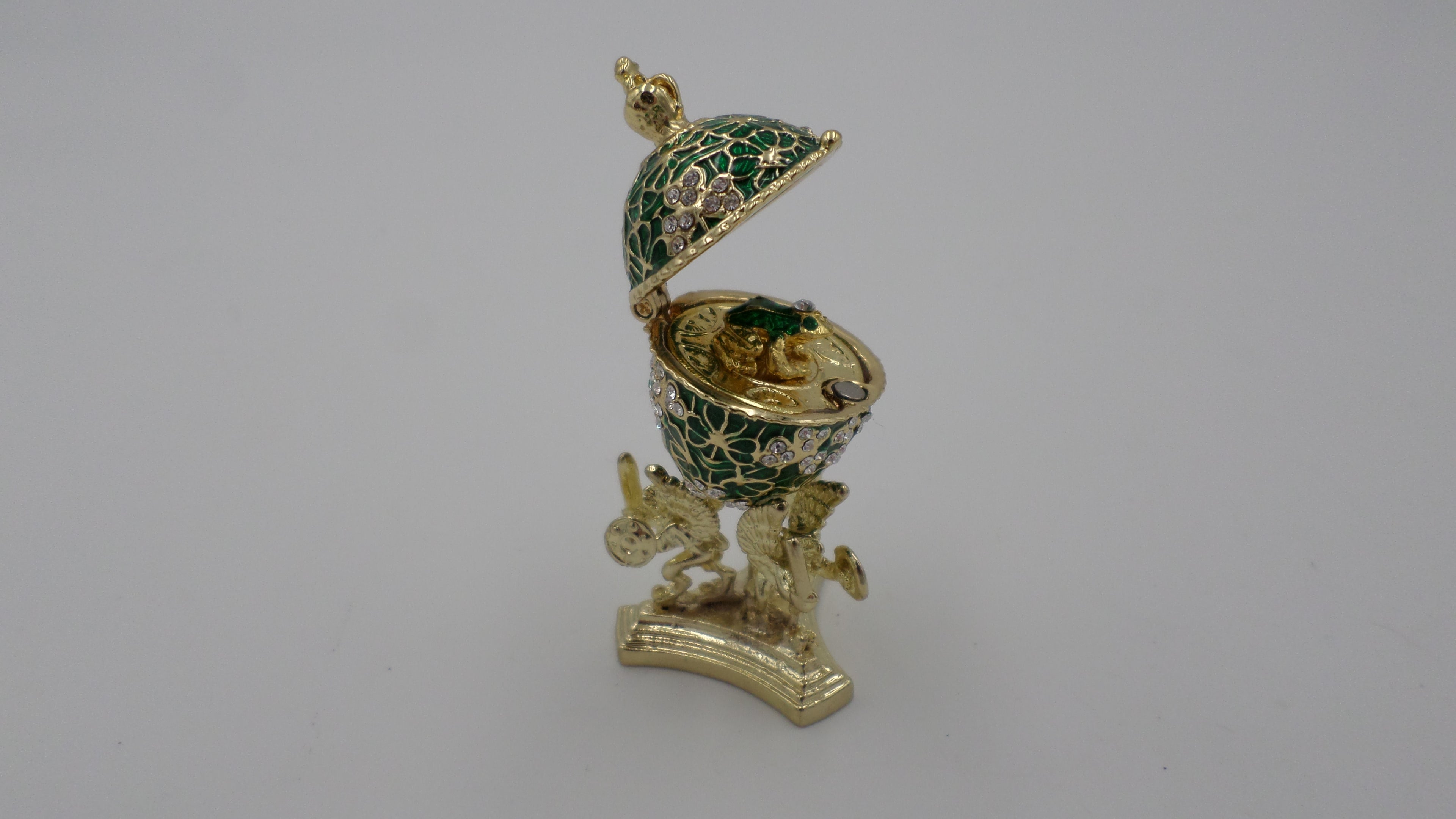 Oeuf doré (Façon FABERGÉ) métal doré contenant une petit grenouille - Support plastique doré
