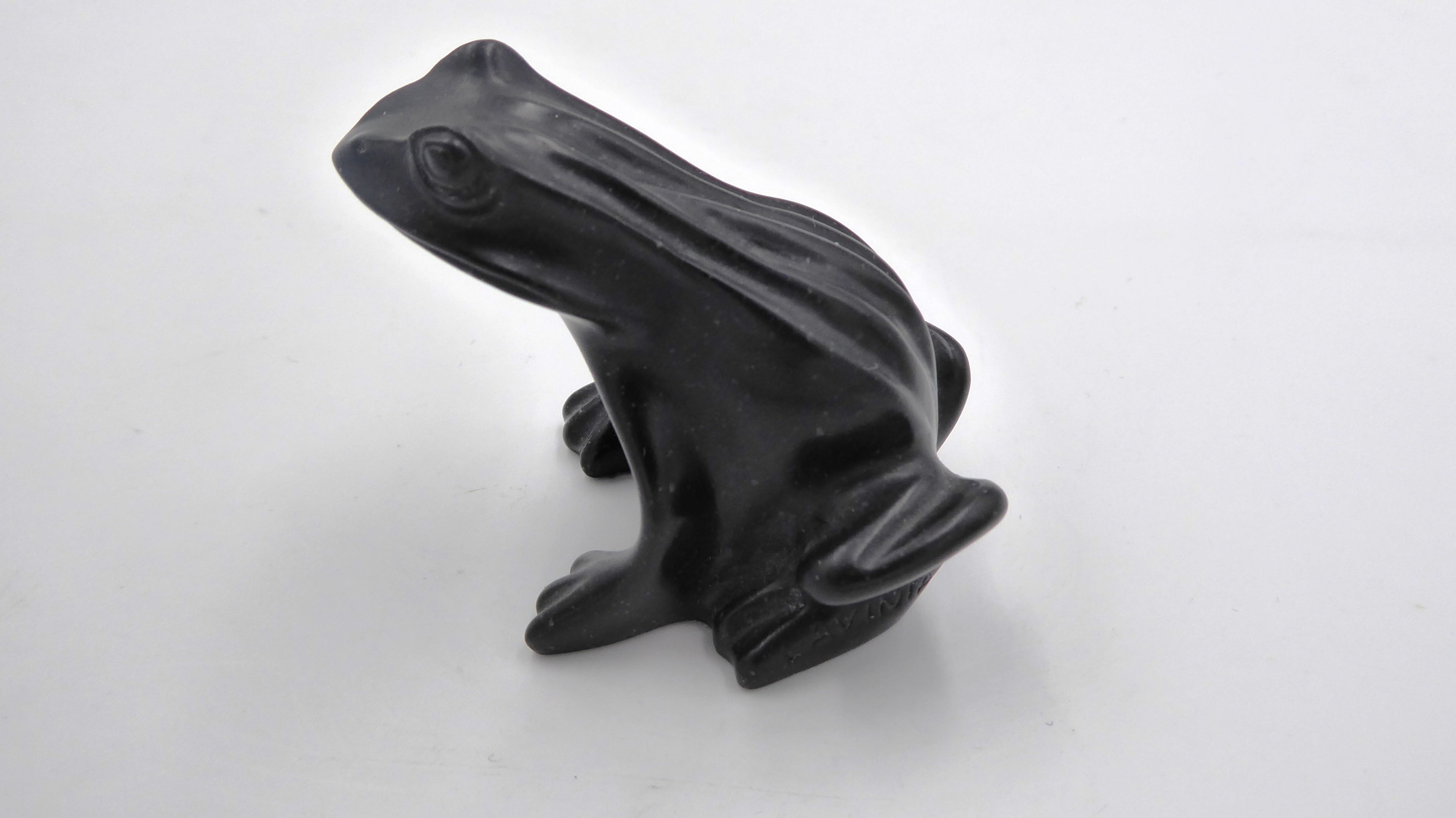 Grenouille en bois  CAPELLA DARTINGTON (Angleterre) signée LAVINIA