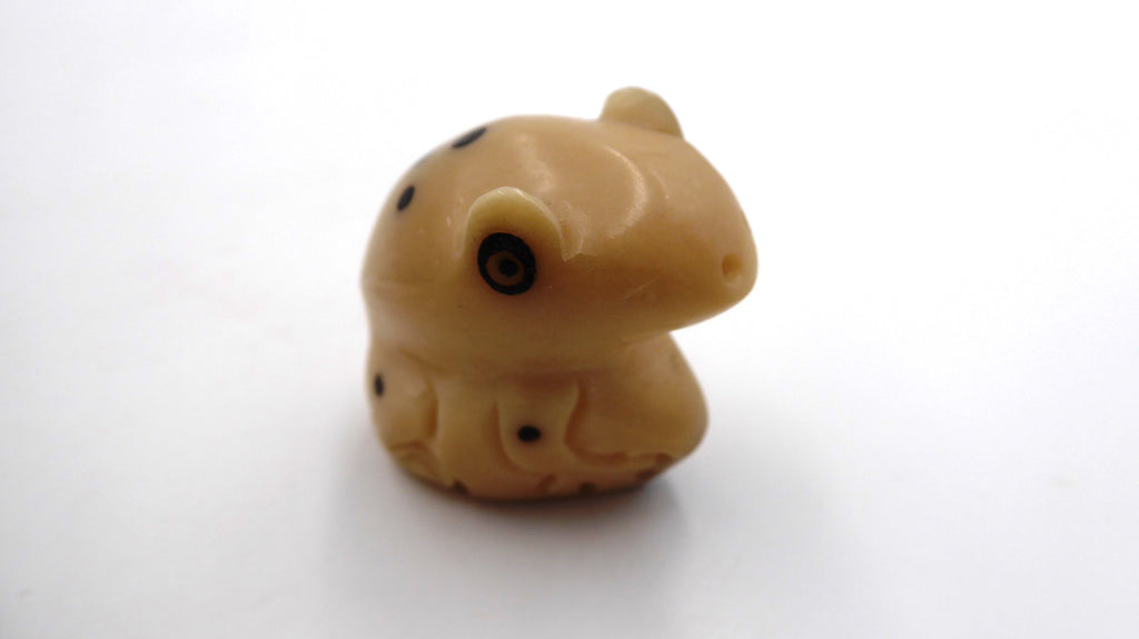 Petite grenouille en corne