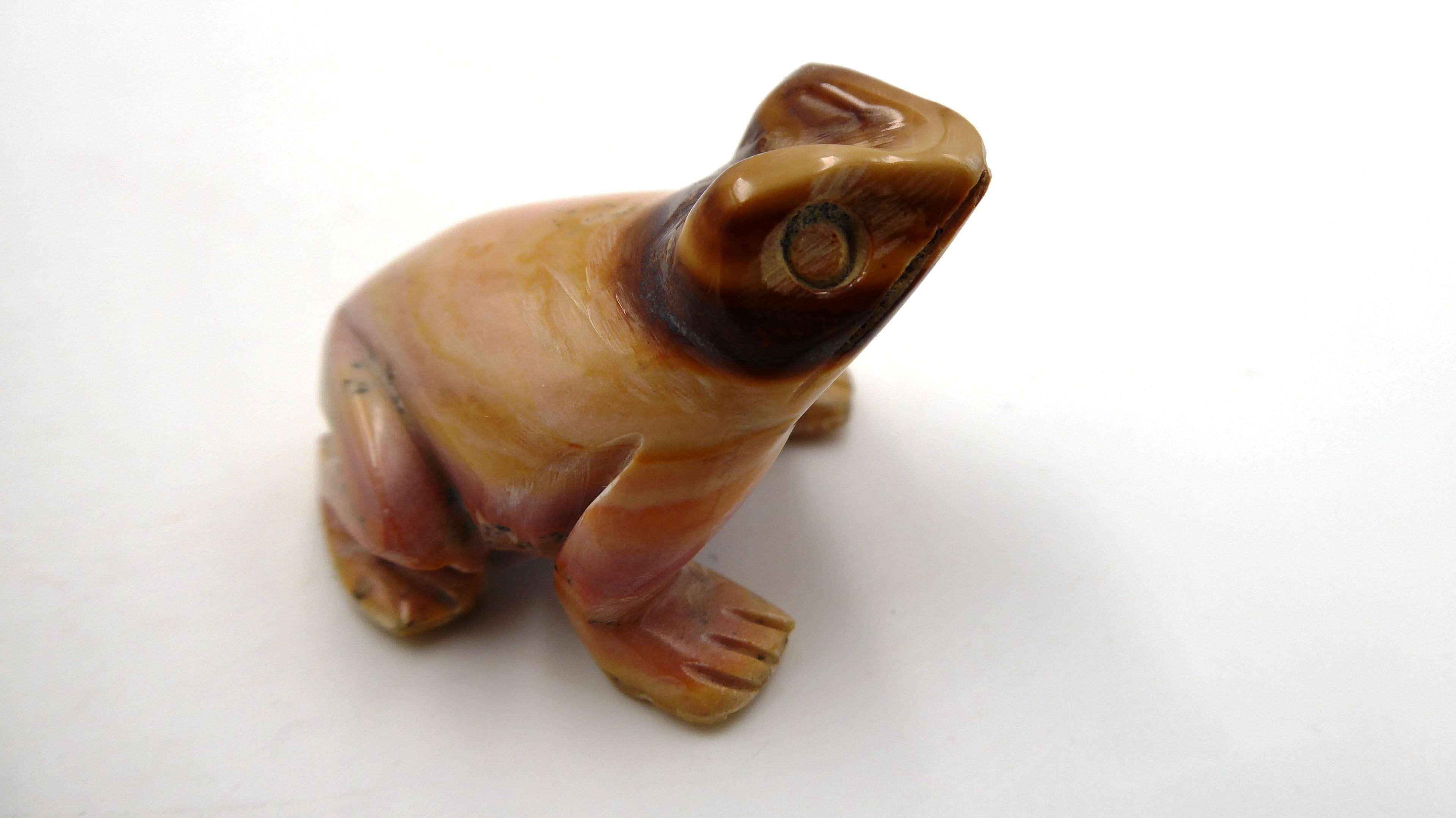 Belle petite grenouille en pierre rhodonite