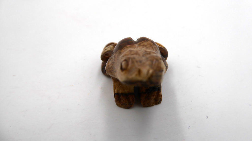 Belle très petite grenouille en pierre rhodonite