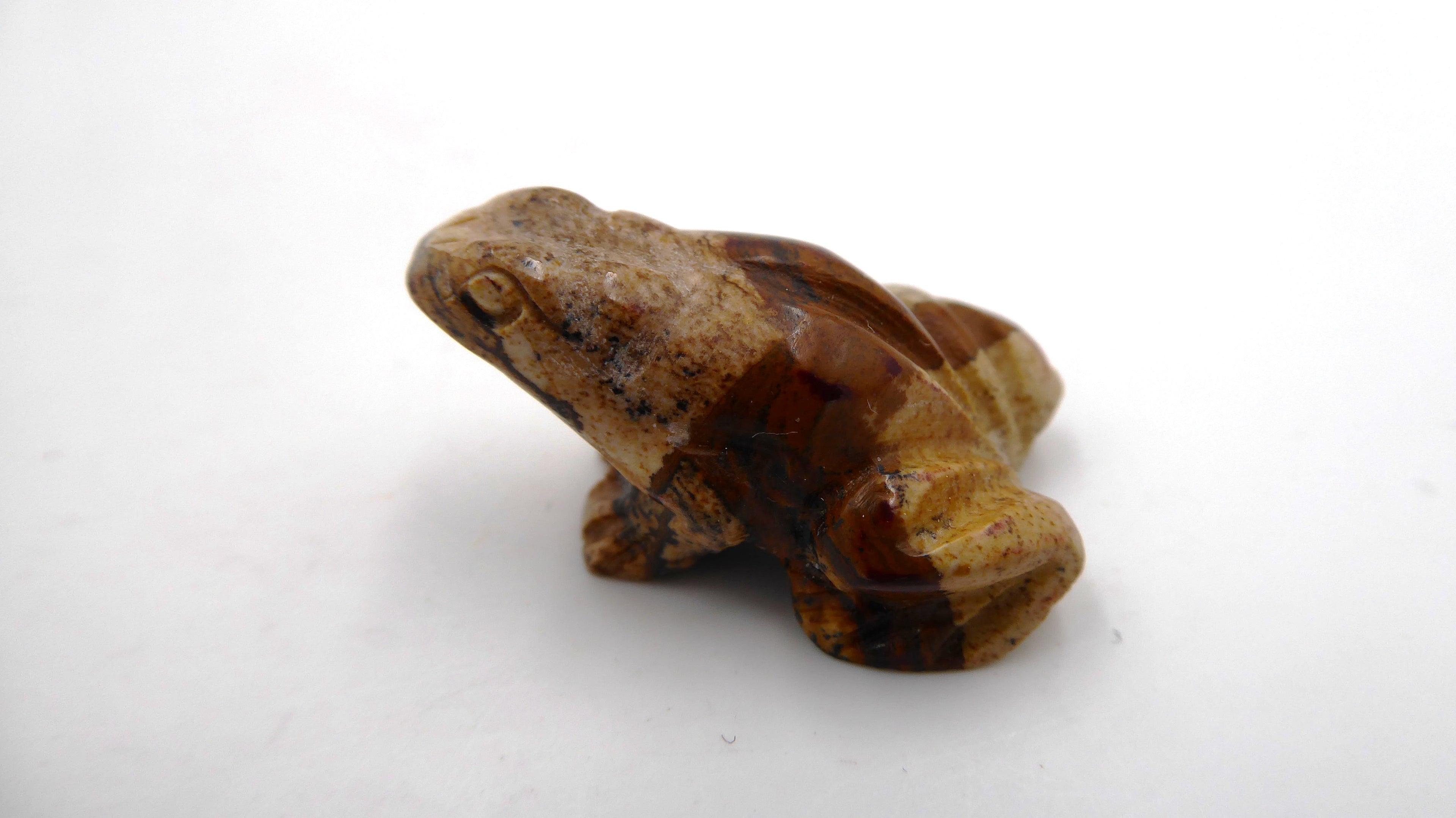 Belle très petite grenouille en pierre rhodonite