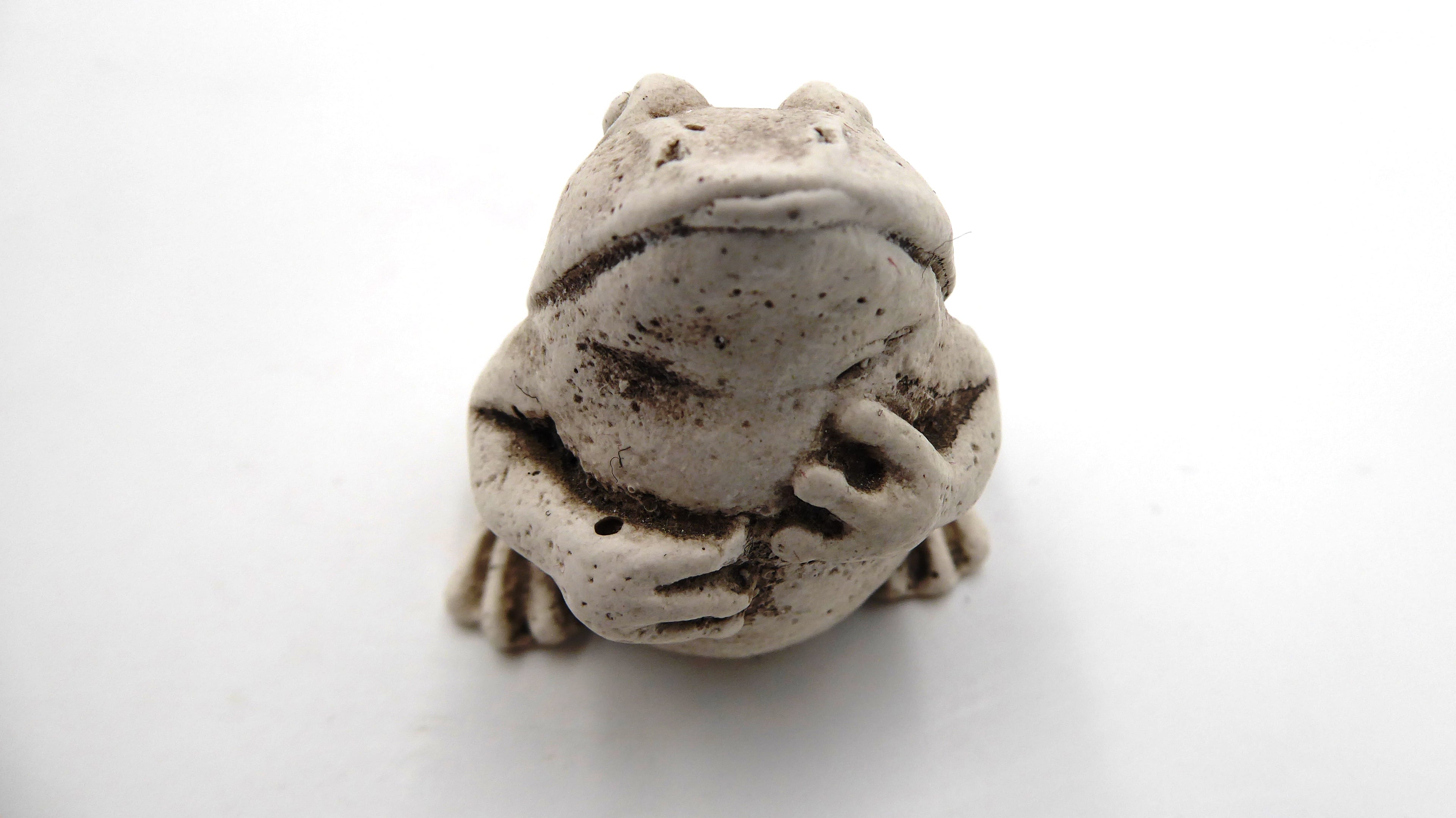 Grenouille en composite blanchi