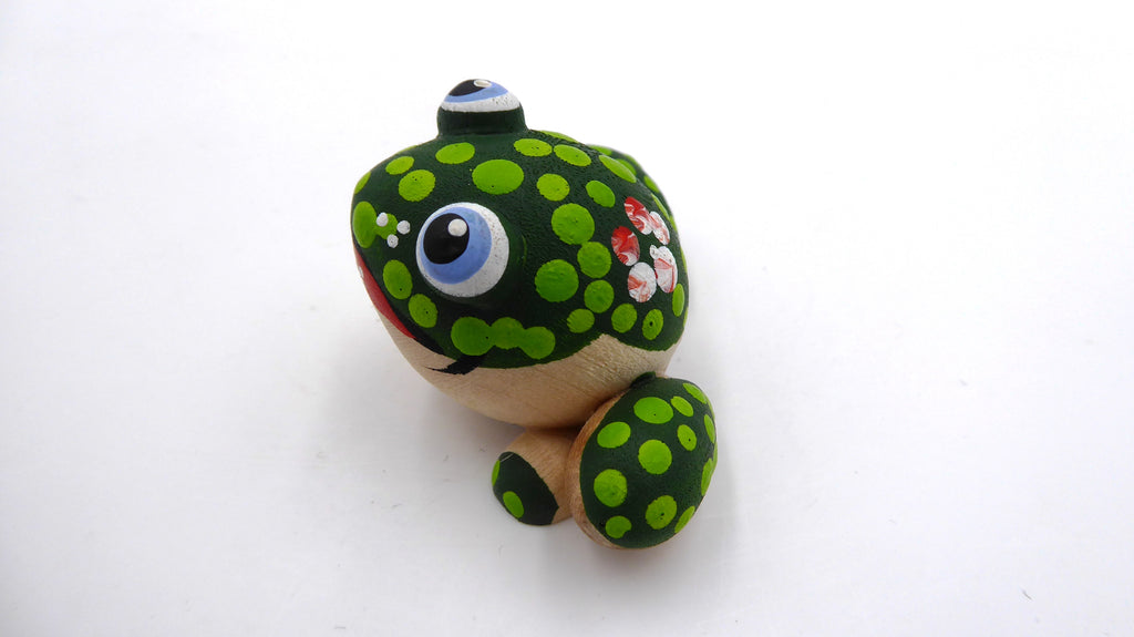 Couple de sympathique petites grenouilles en bois décoré