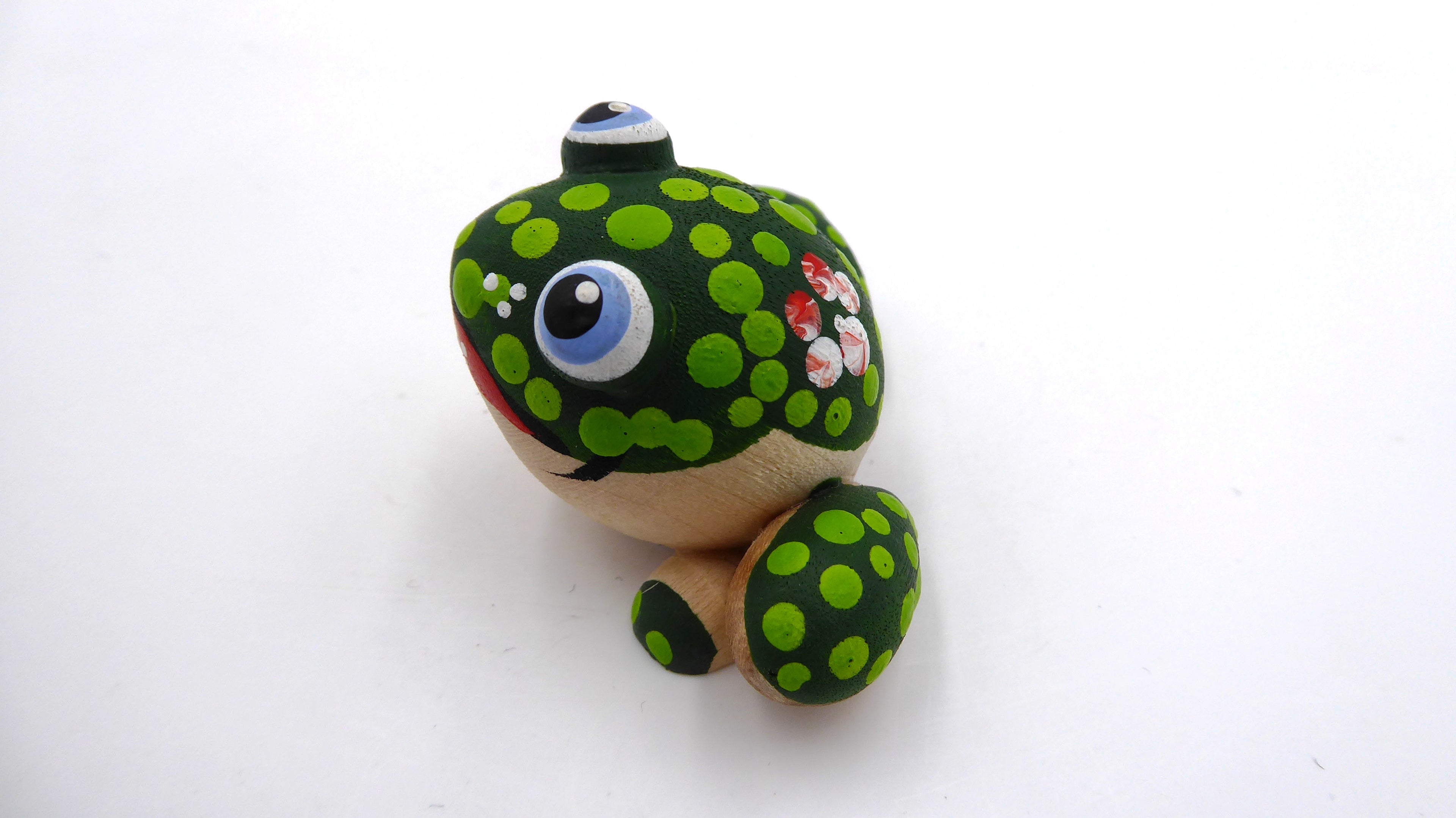 Couple de sympathique petites grenouilles en bois décoré
