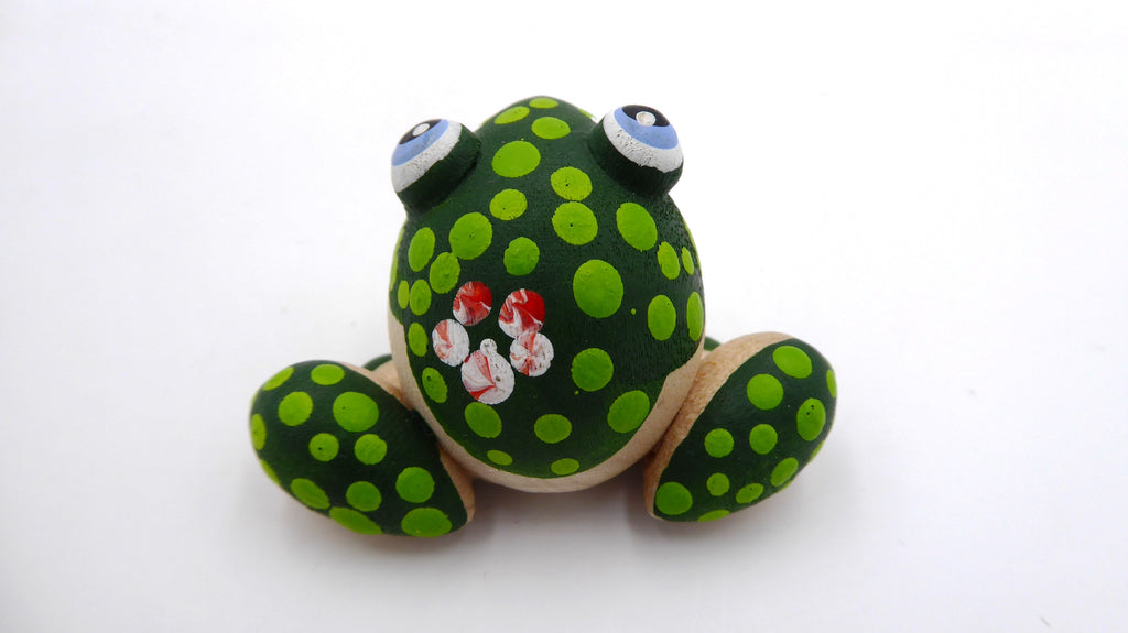 Couple de sympathique petites grenouilles en bois décoré