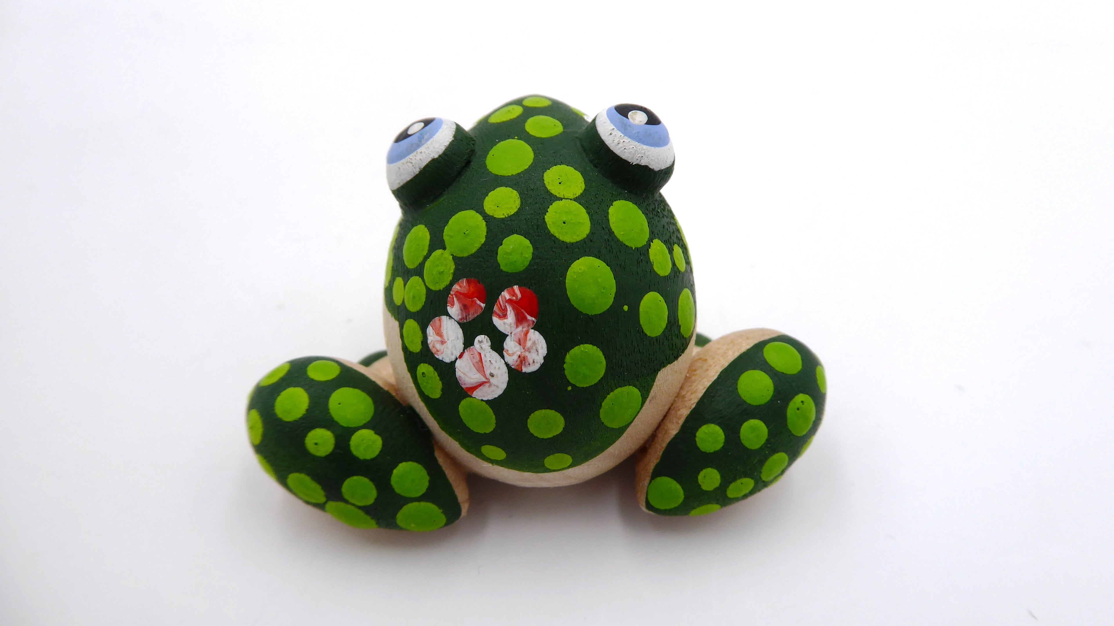 Couple de sympathique petites grenouilles en bois décoré