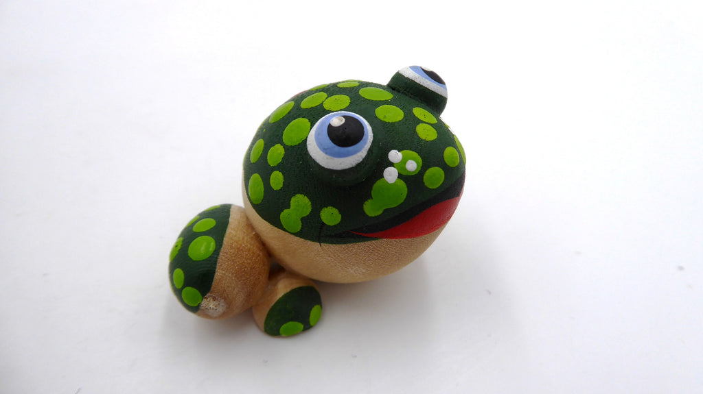 Couple de sympathique petites grenouilles en bois décoré
