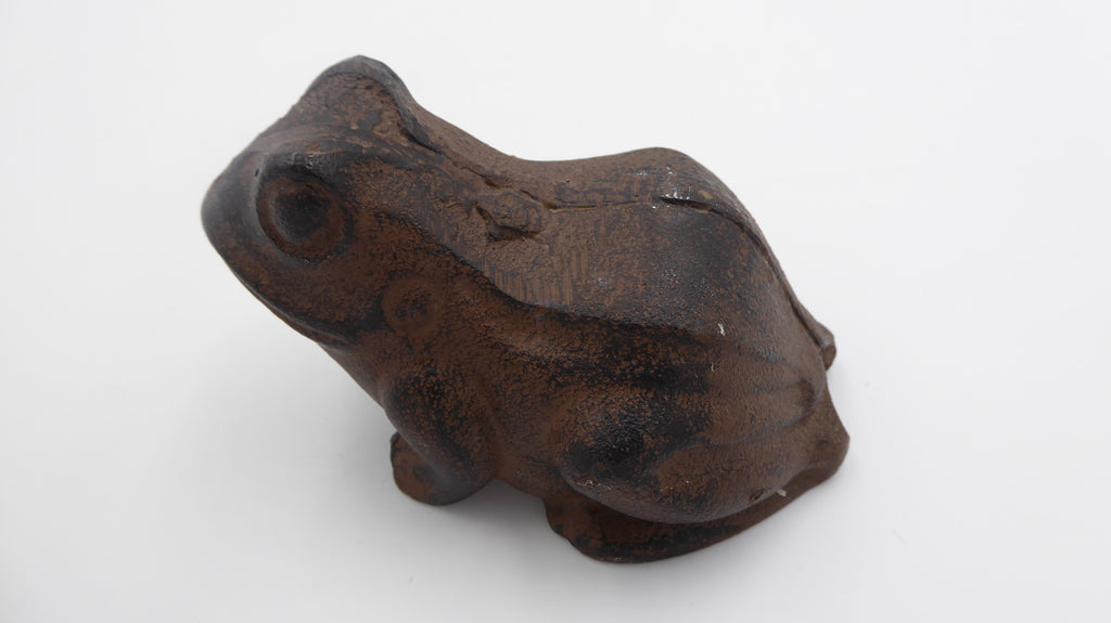 Grosse et ancienne grenouille en fonte