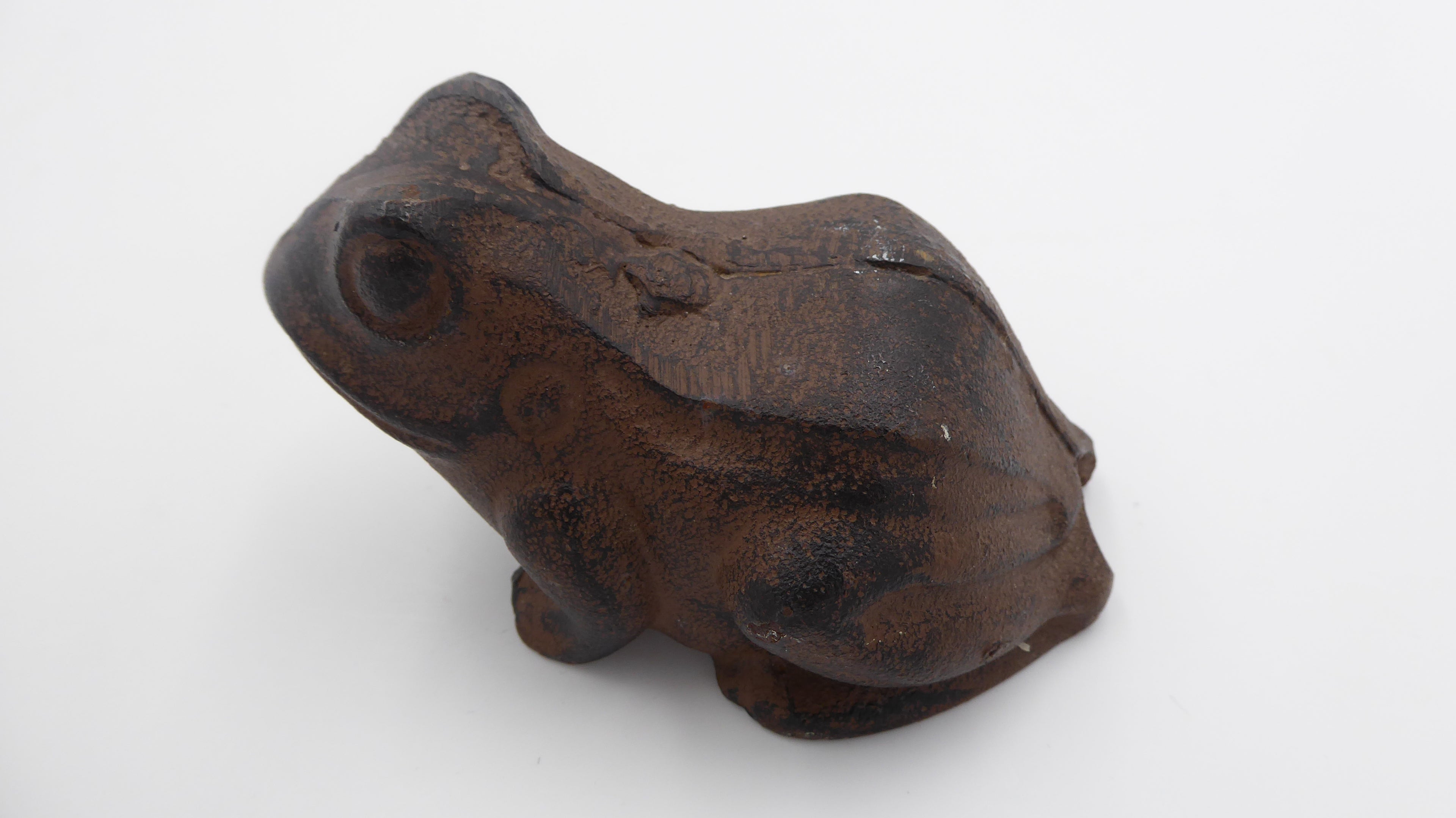 Grosse et ancienne grenouille en fonte