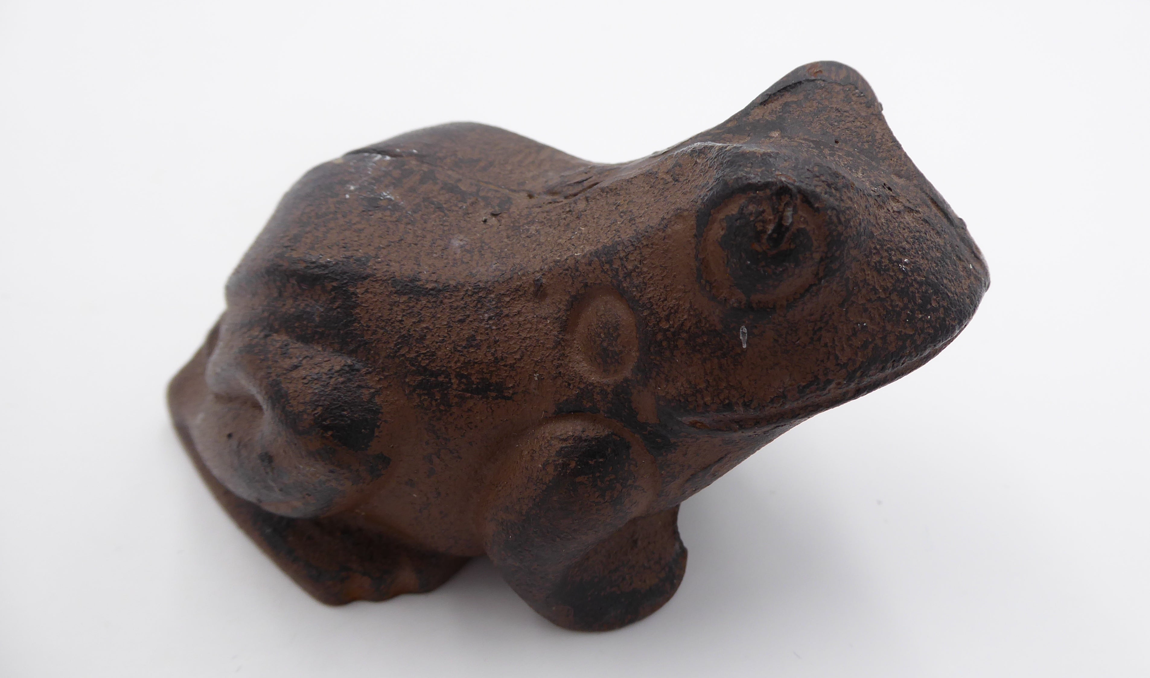 Grosse et ancienne grenouille en fonte