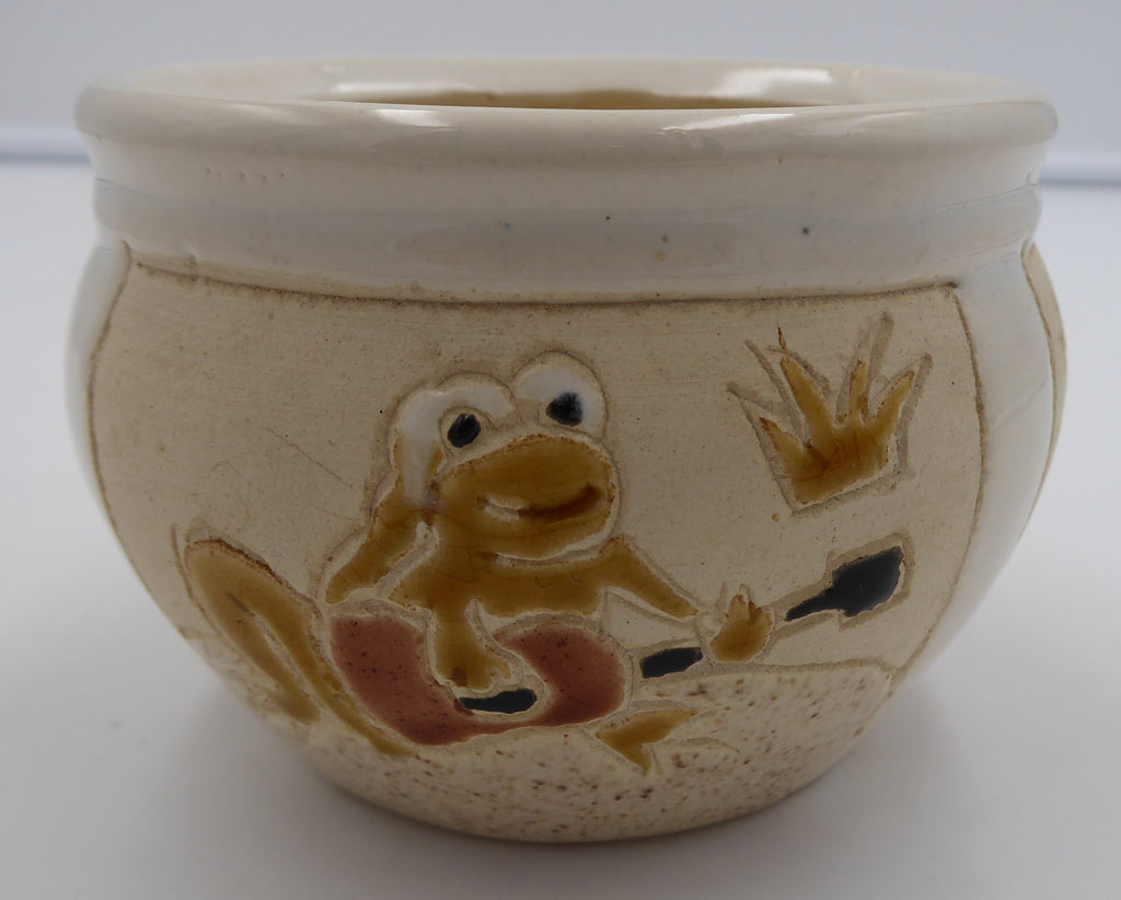Pot en céramique décoré de trois grenouilles