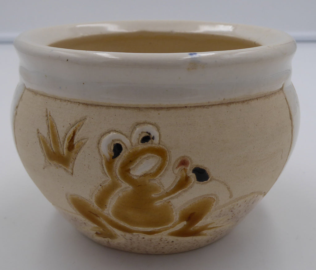 Pot en céramique décoré de trois grenouilles