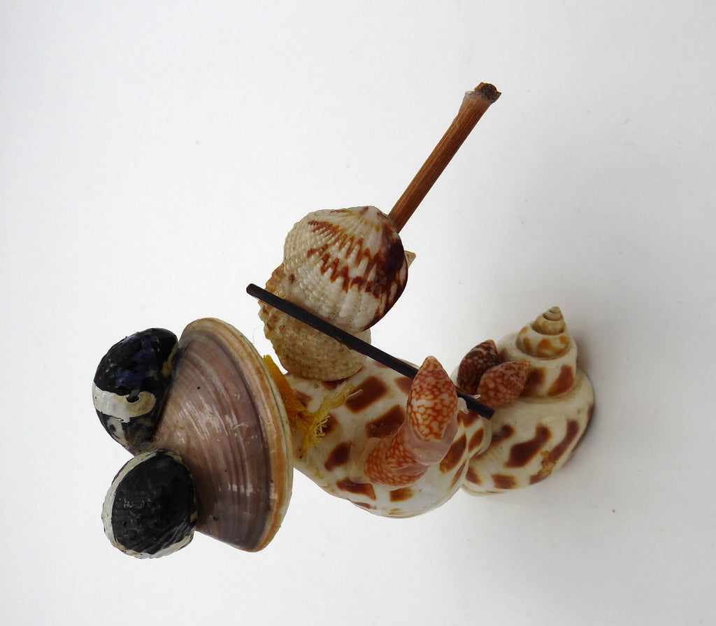 Grenouille en coquillages jouant du violon