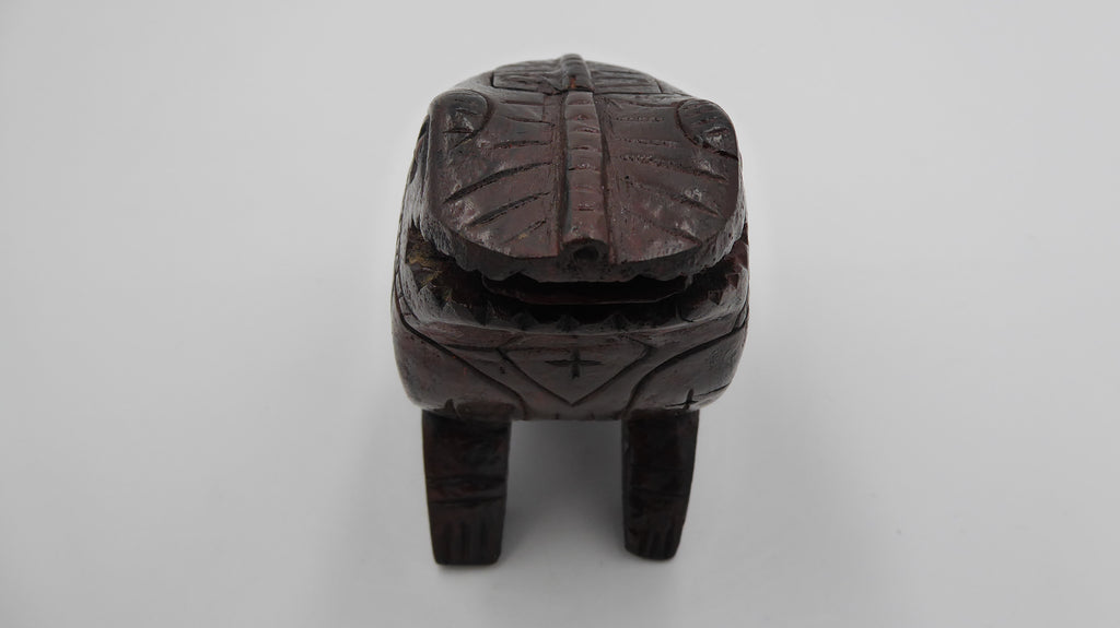 Vieille grenouille en bois