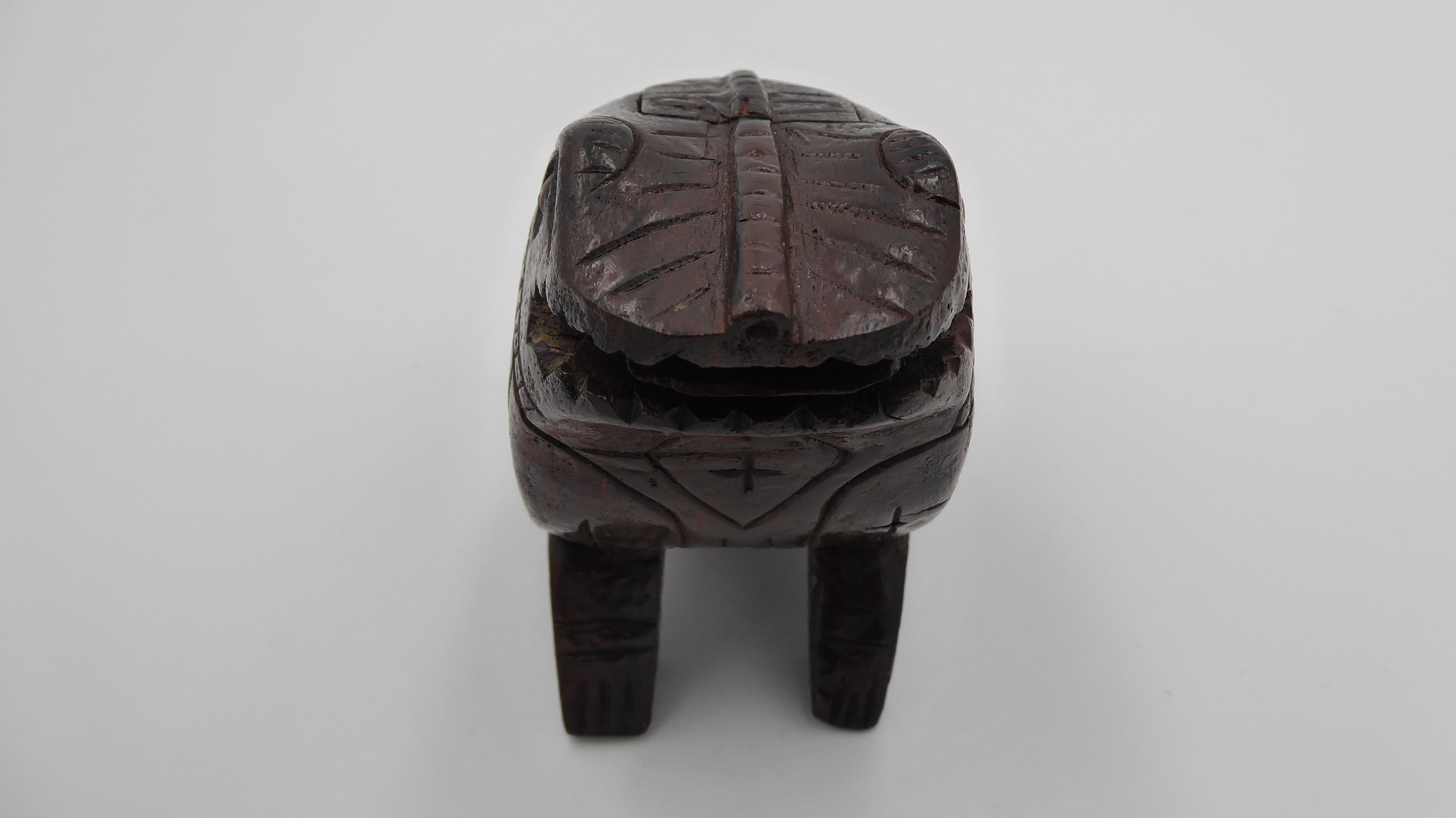 Vieille grenouille en bois