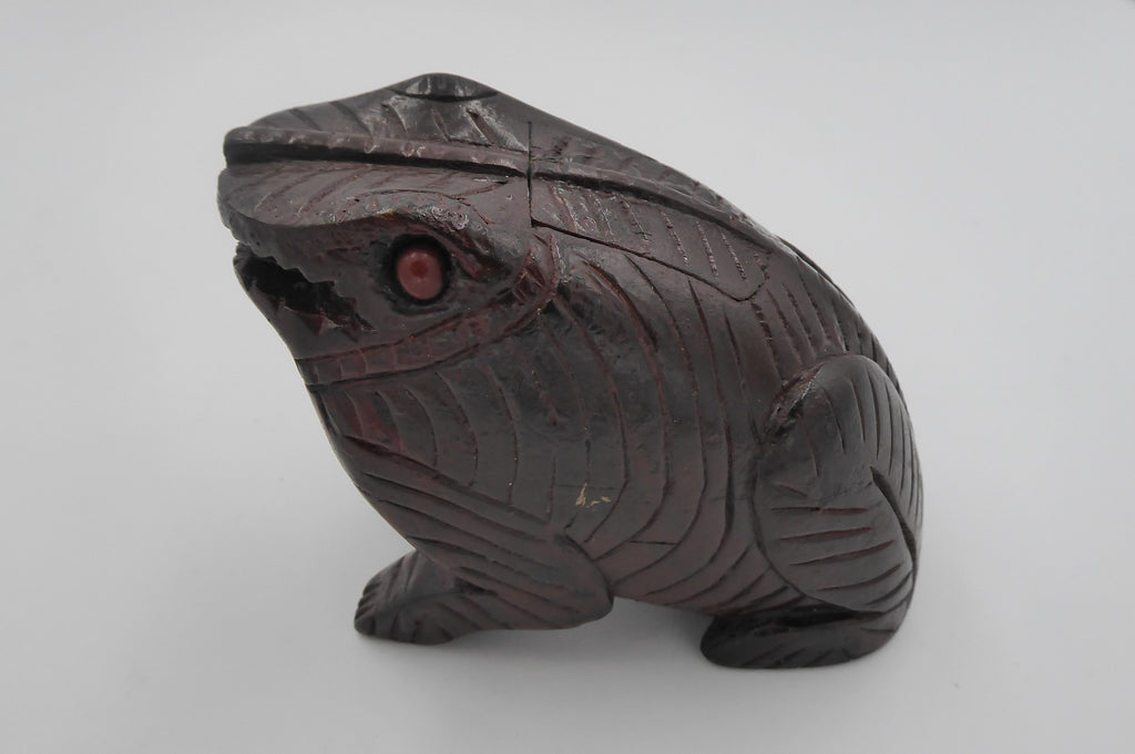 Vieille grenouille en bois