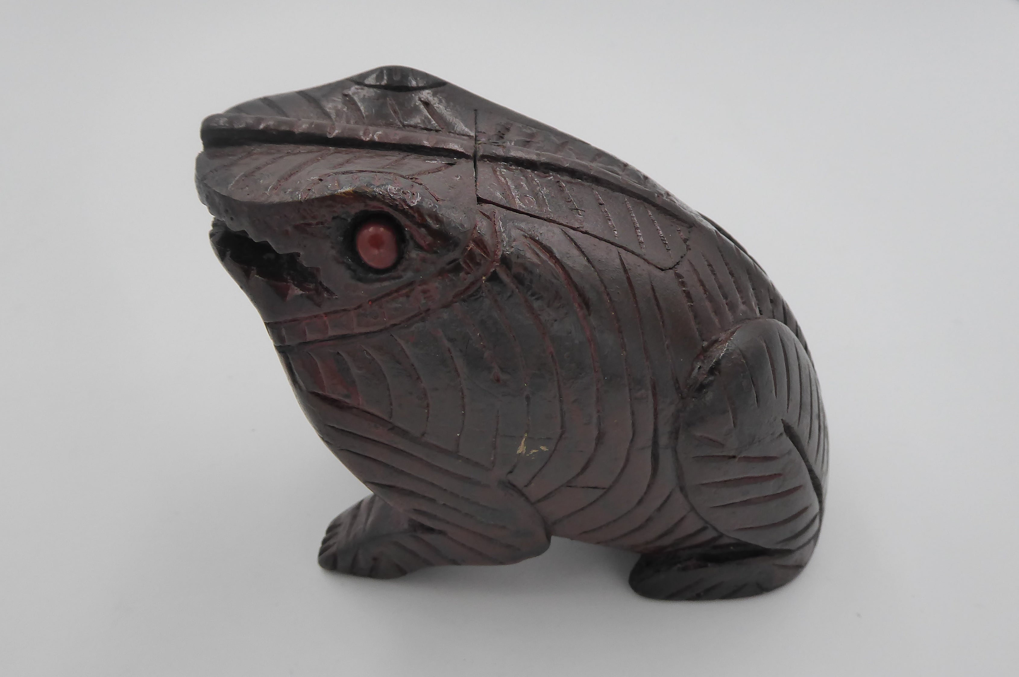 Vieille grenouille en bois