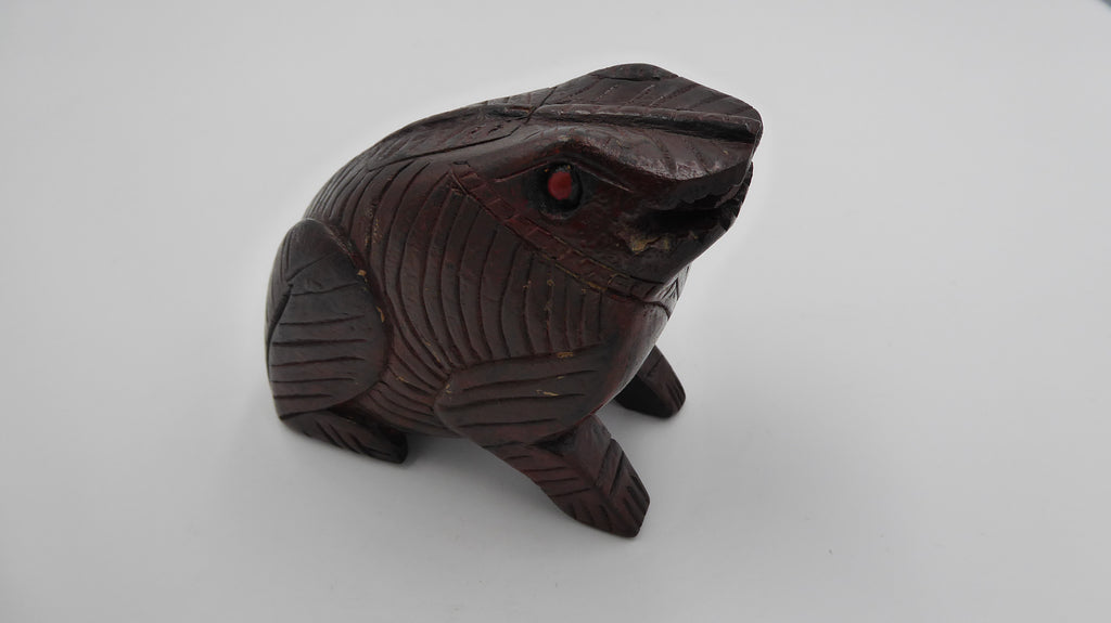 Vieille grenouille en bois
