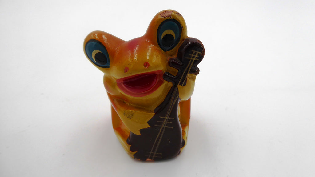 Ancien taille crayon en bois grenouille à la guitare