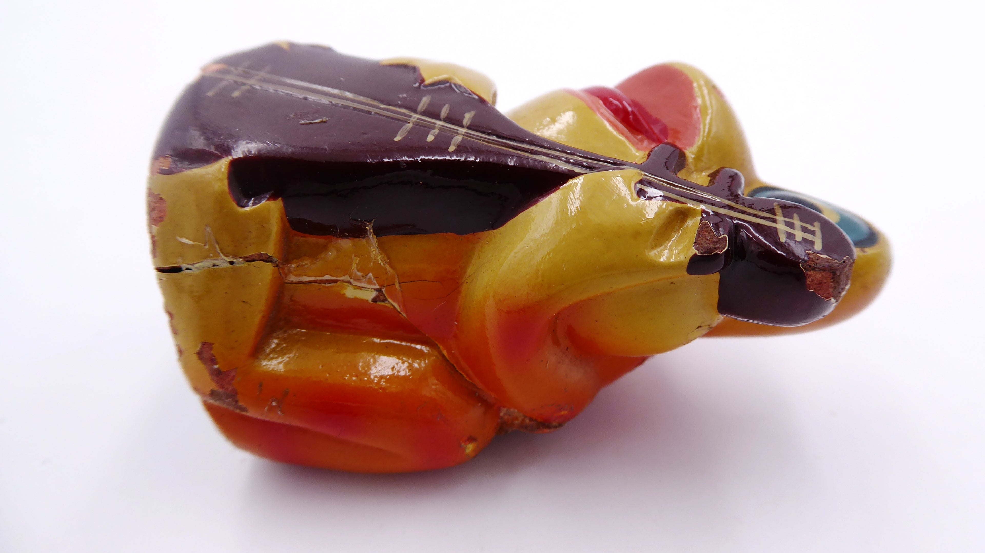 Ancien taille crayon en bois grenouille à la guitare