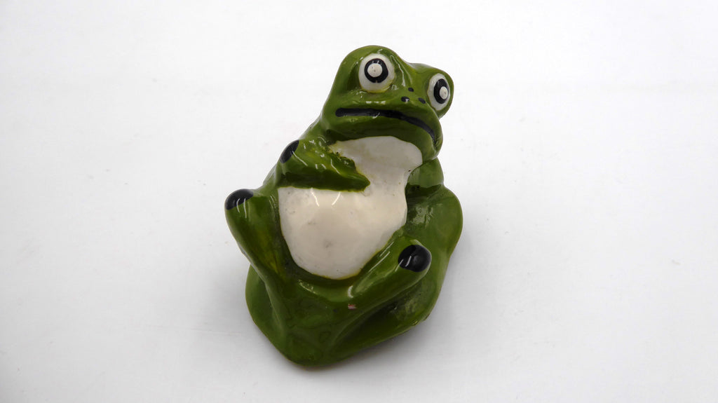 Vieille grenouille taille crayons allongée en composite