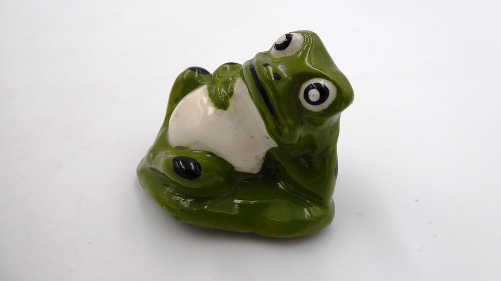 Vieille grenouille taille crayons allongée en composite