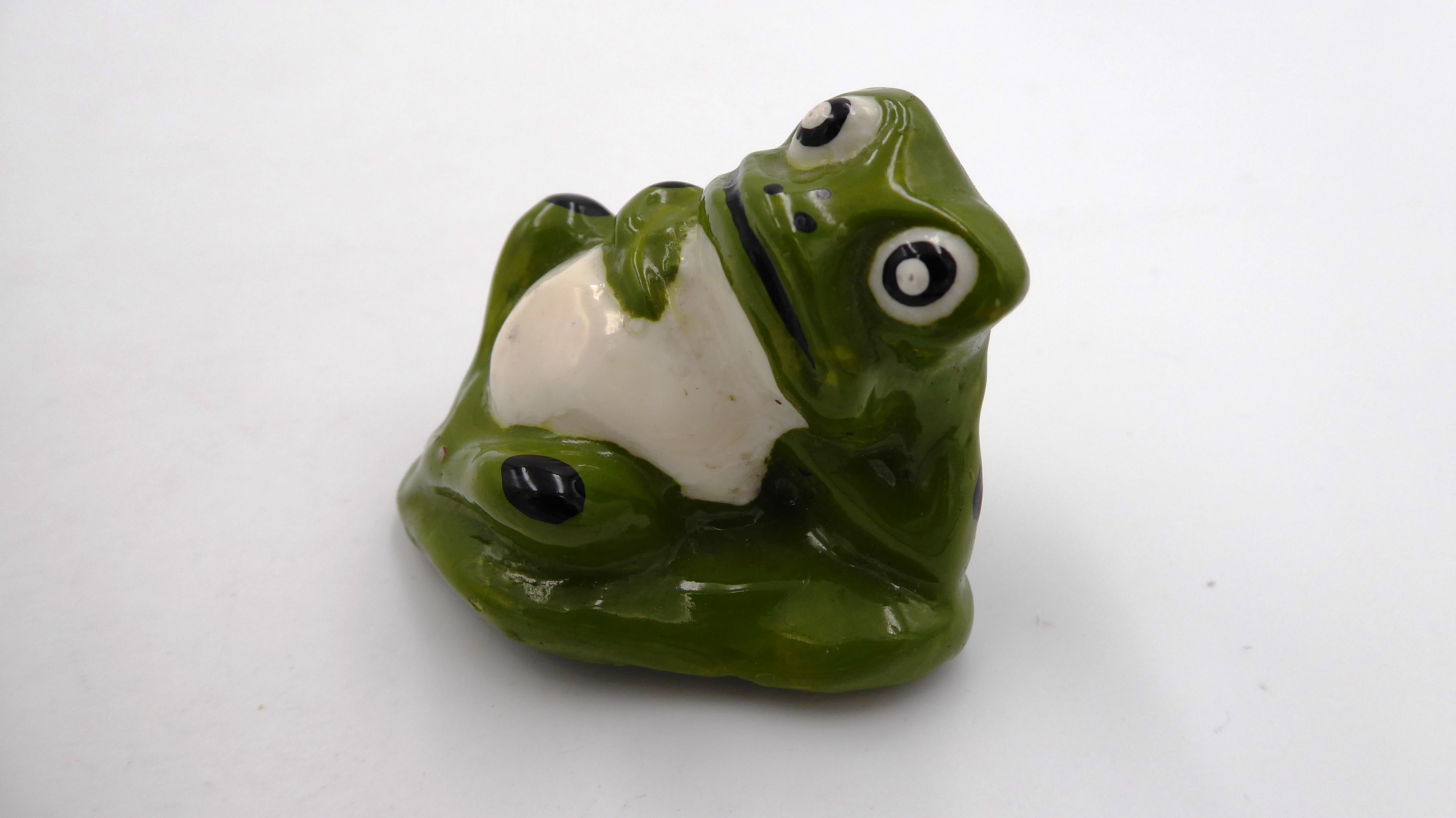 Vieille grenouille taille crayons allongée en composite