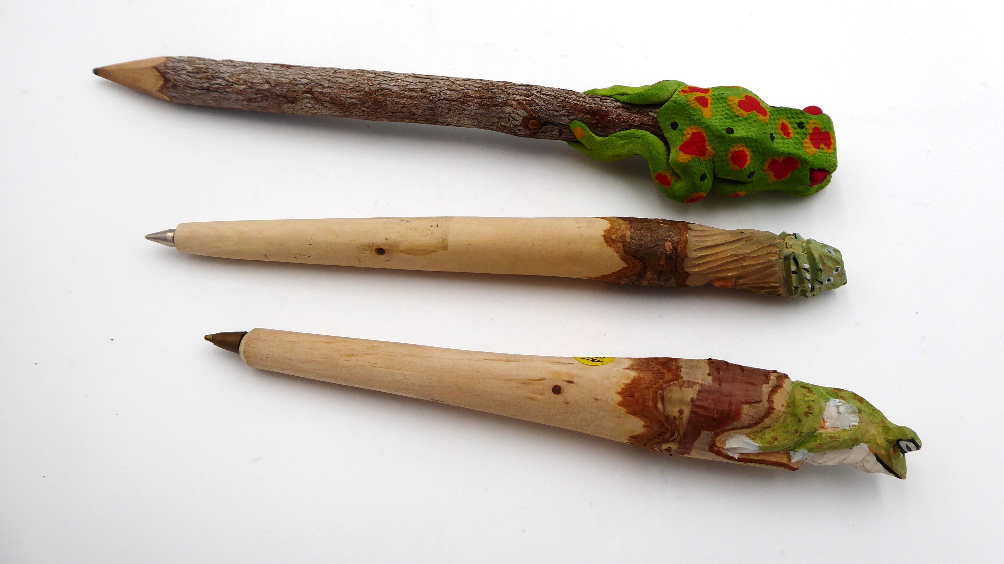 Lot de deux stylos (N.F.P) et un crayon papier grenouille