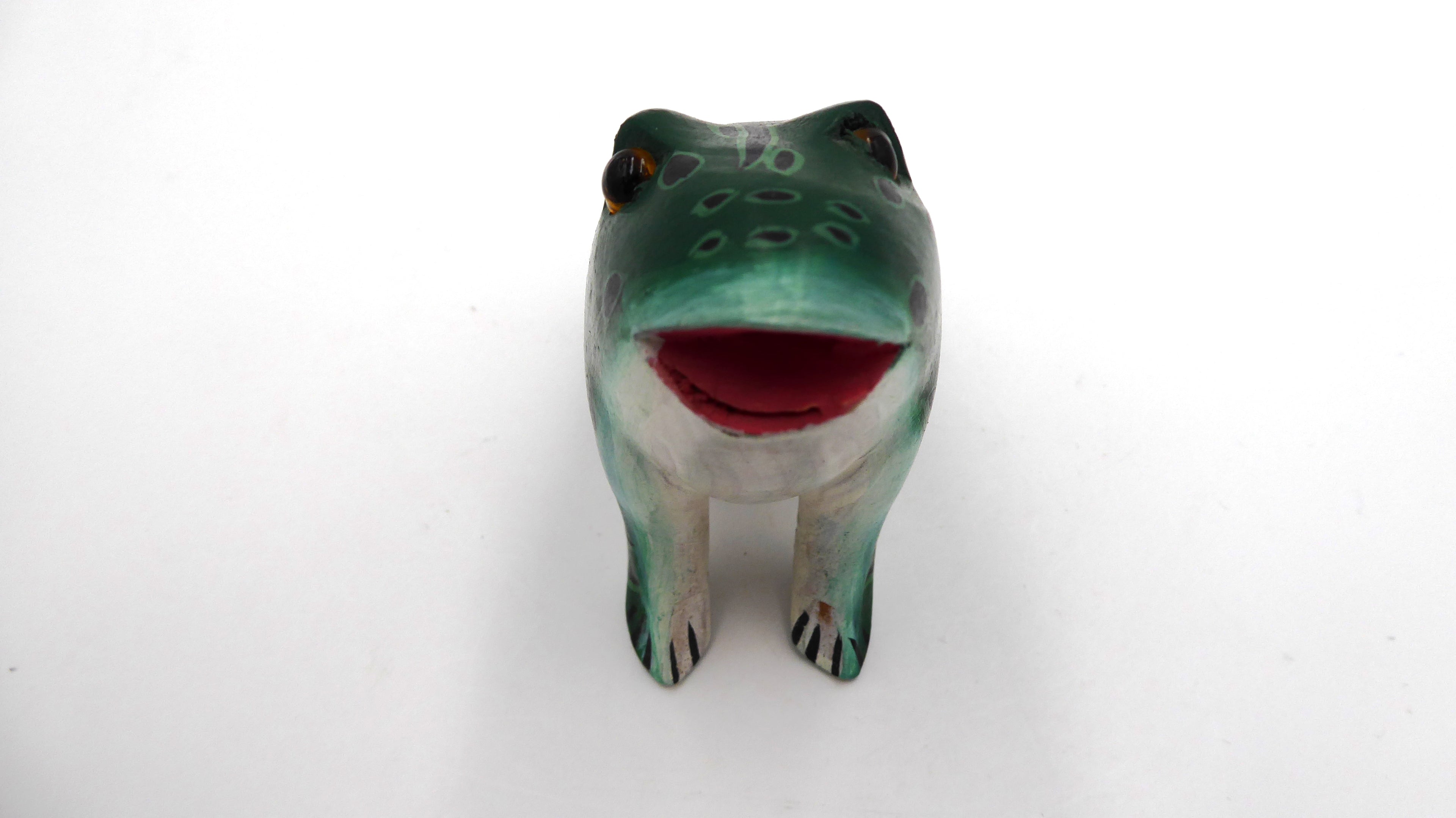 Grenouille en bois peinte
