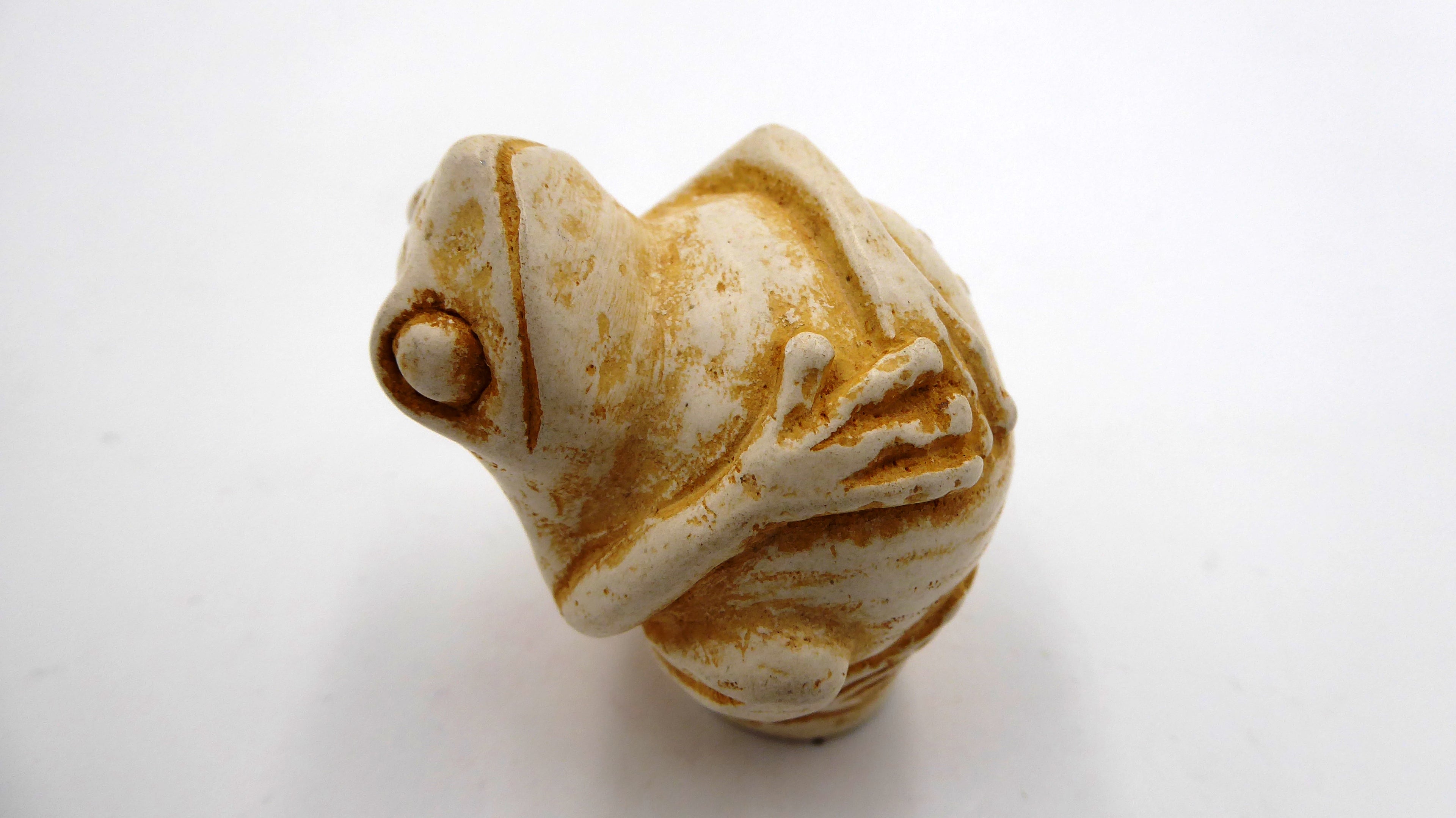 Grenouille en bois blanchi - Pas de vis  -4mm sous la base pour fixation
