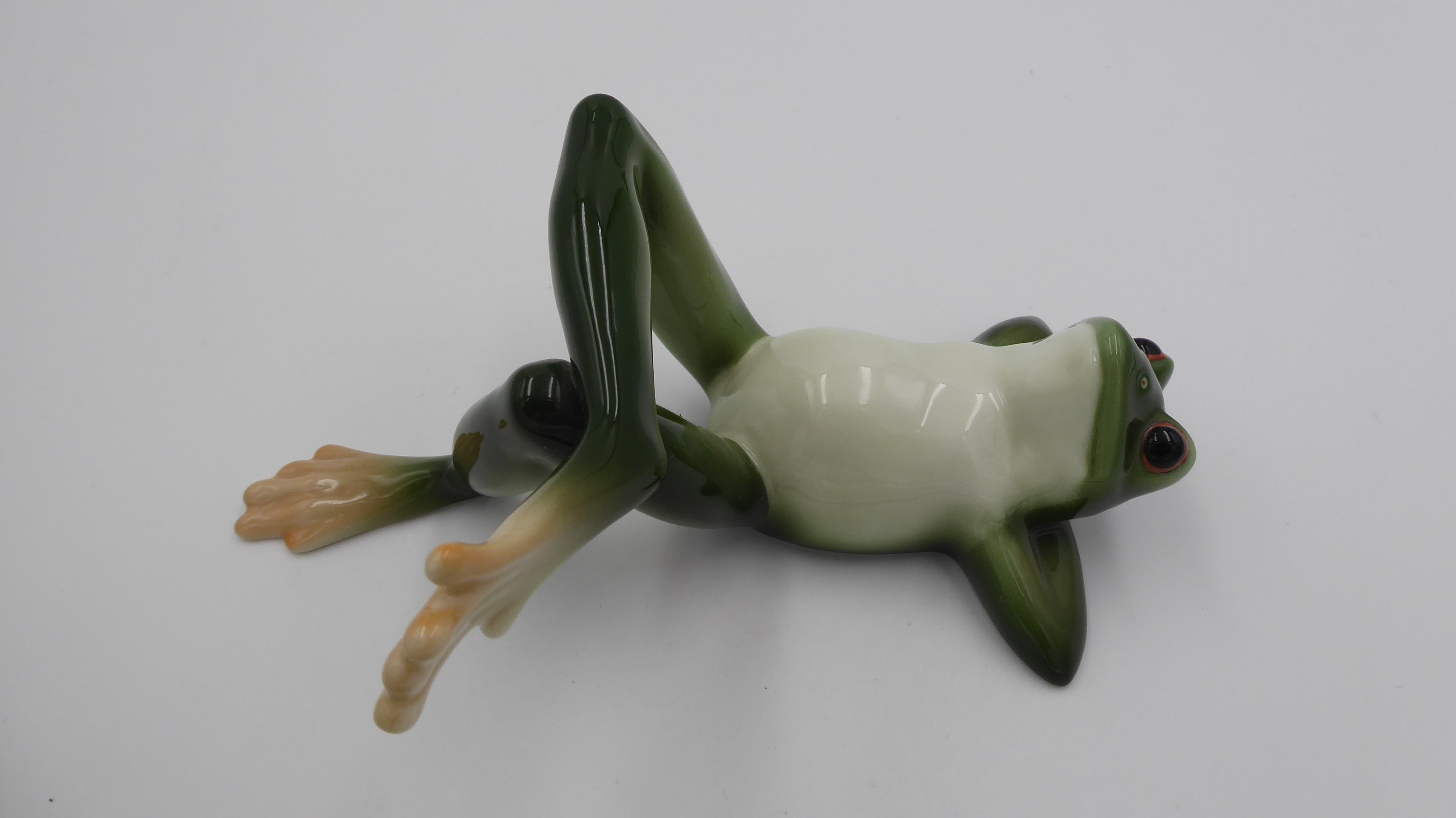 Porcelaine FRANZ signée Grenouille allongé relax