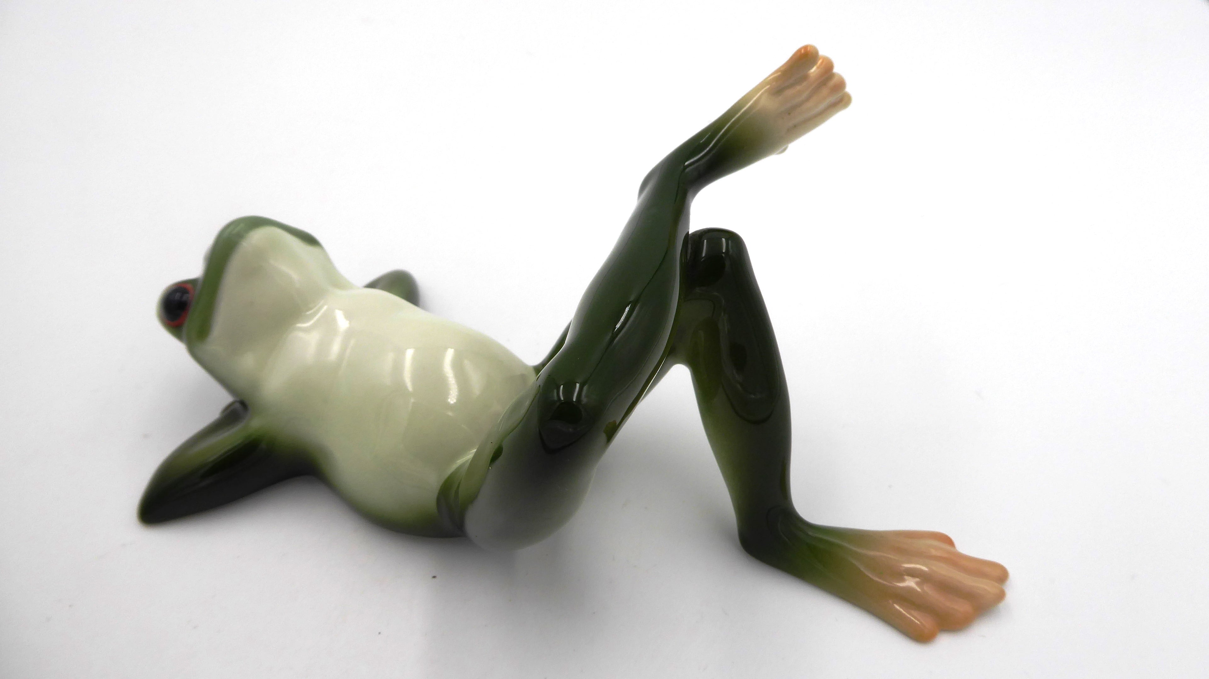 Porcelaine FRANZ signée Grenouille allongé relax