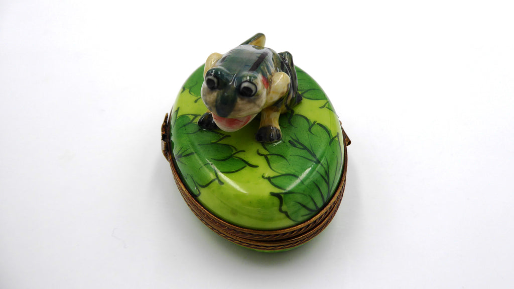 Petite boite signé LIMOGES surmontée d'une grenouille fermoir papillon