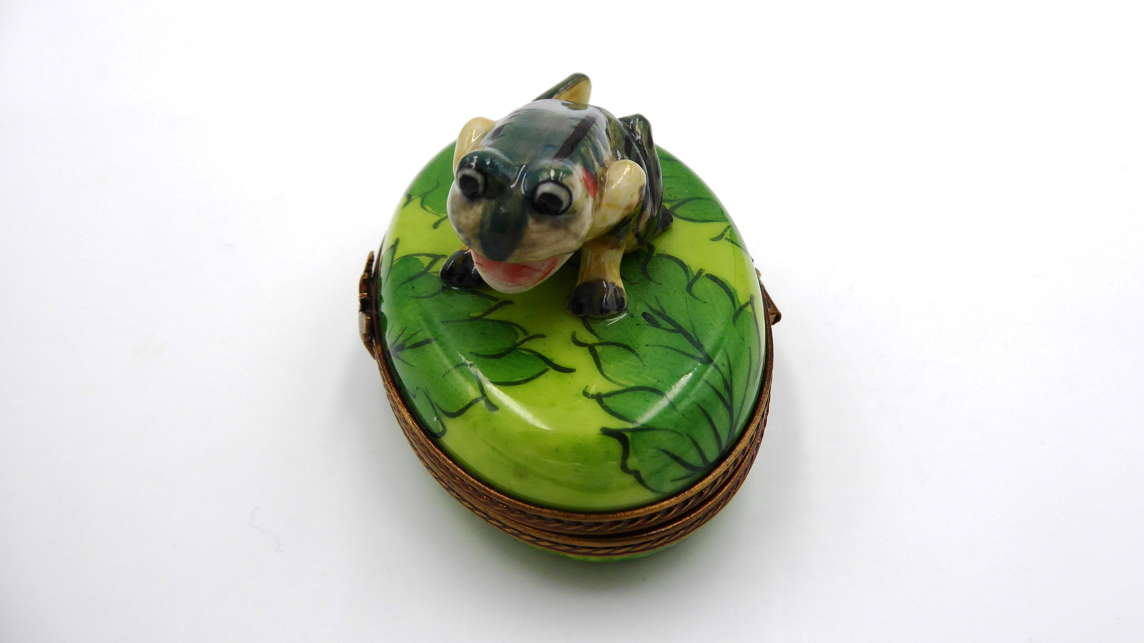 Petite boite signé LIMOGES surmontée d'une grenouille fermoir papillon