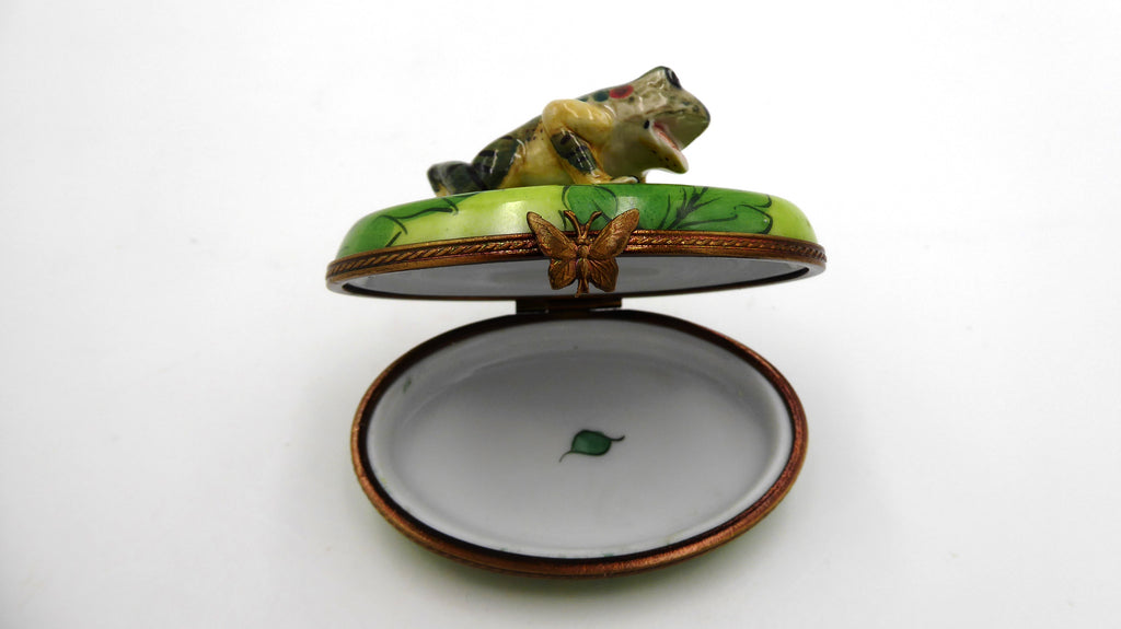 Petite boite signé LIMOGES surmontée d'une grenouille fermoir papillon