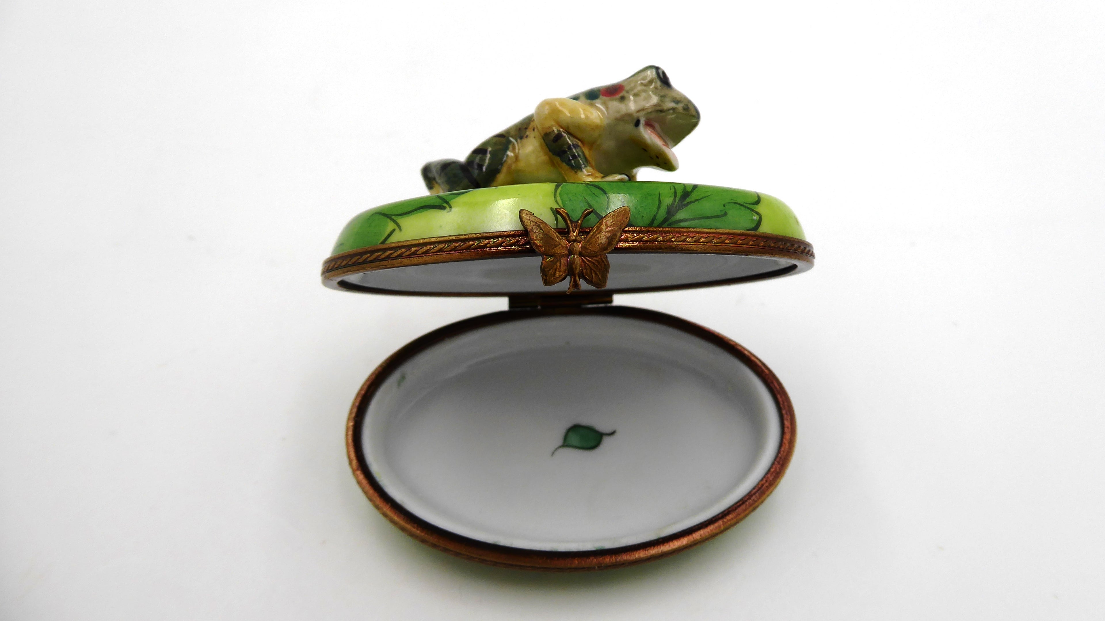 Petite boite signé LIMOGES surmontée d'une grenouille fermoir papillon