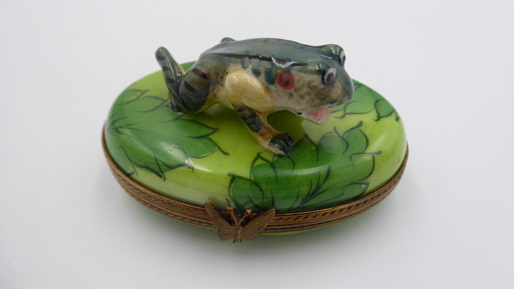 Petite boite signé LIMOGES surmontée d'une grenouille fermoir papillon