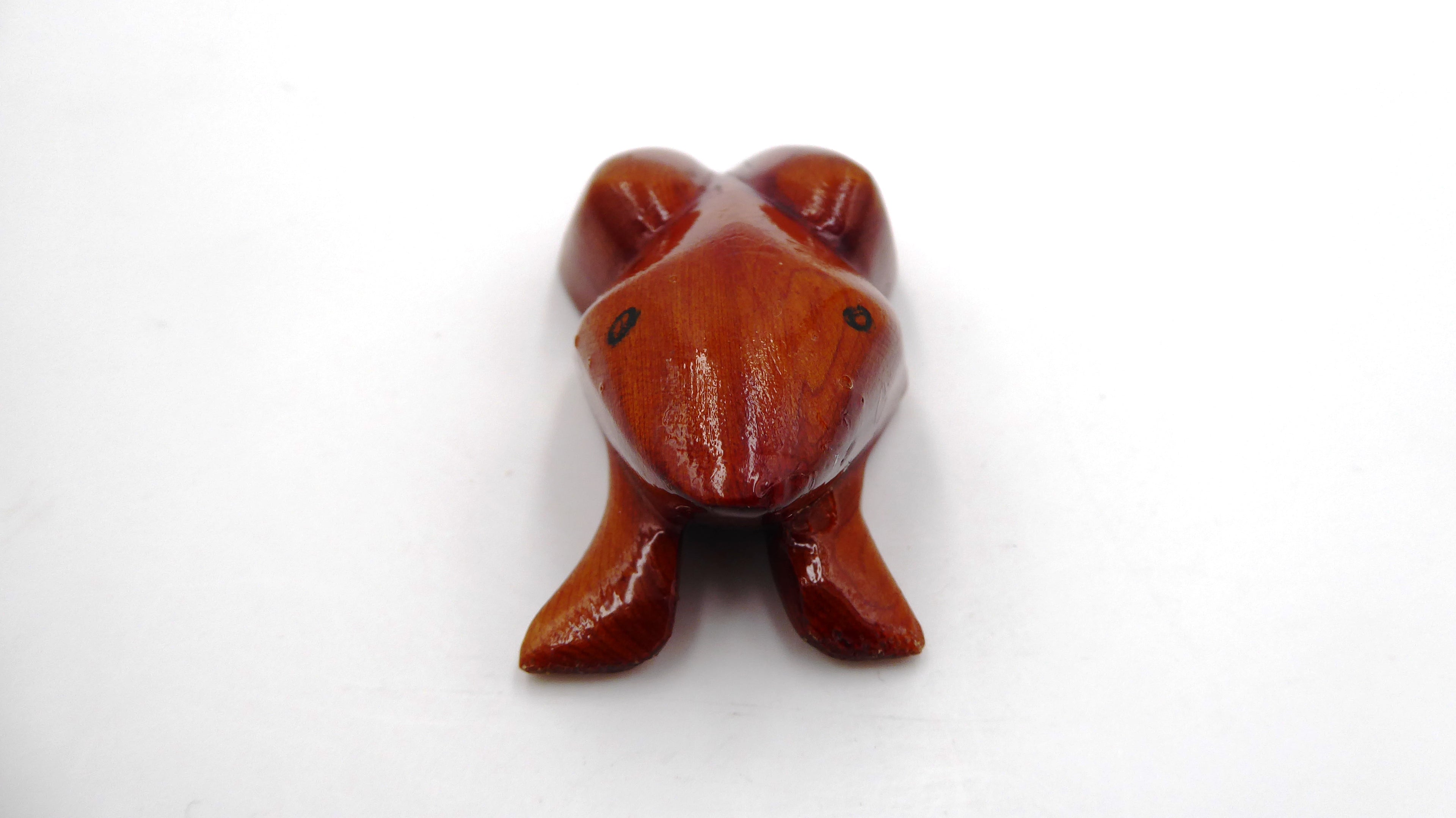 Petite grenouille en bois vernis