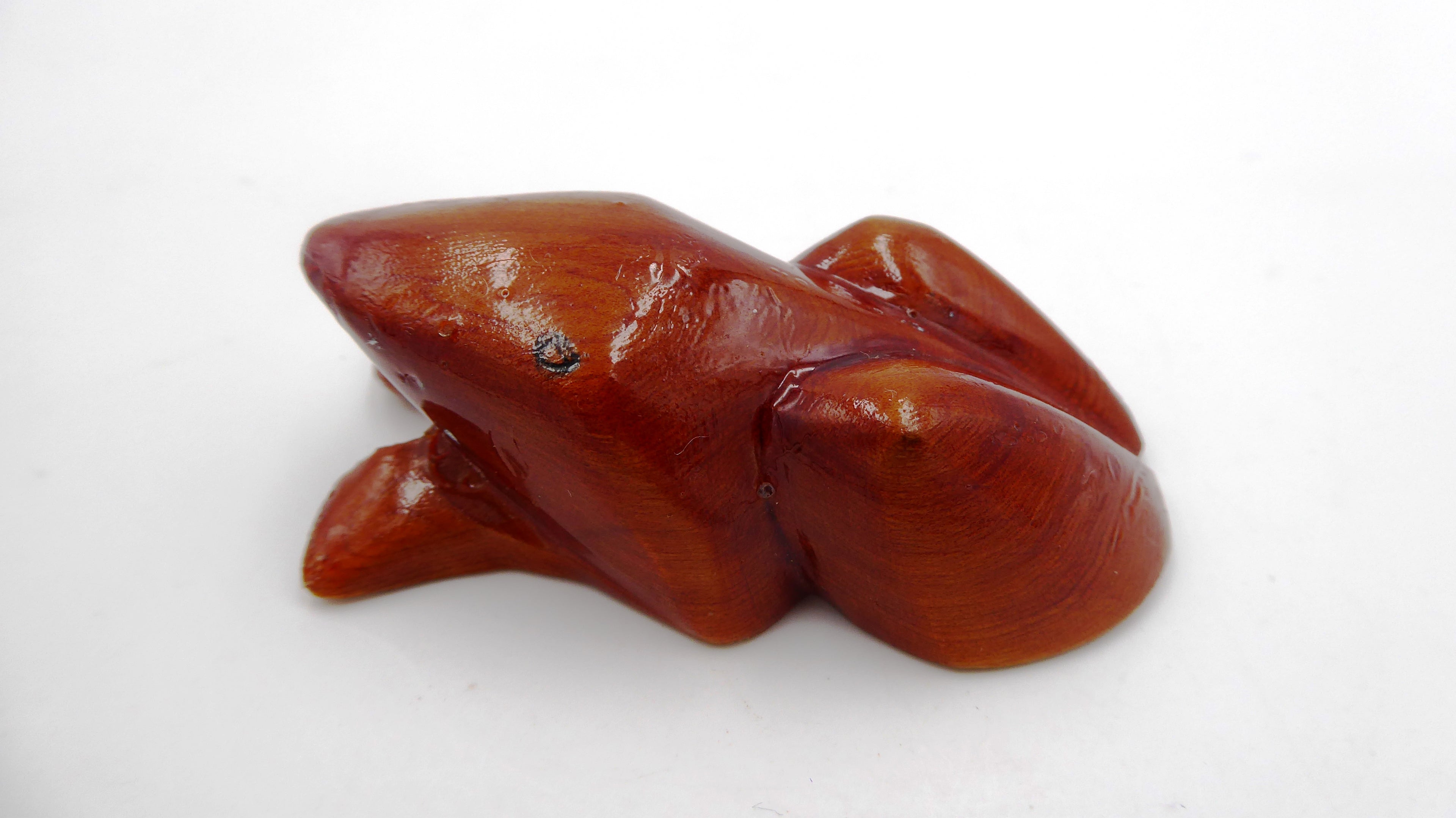 Petite grenouille en bois vernis