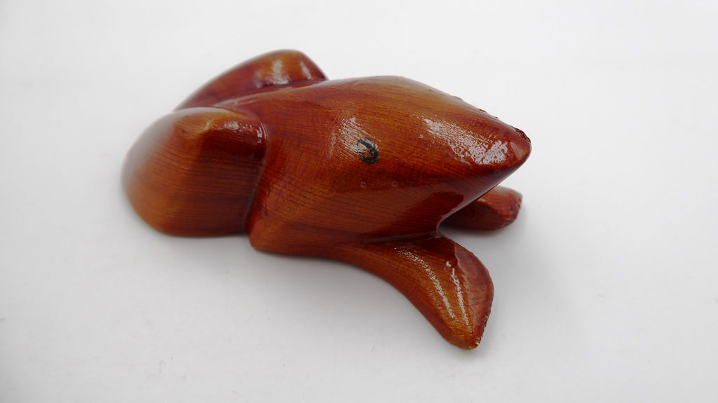 Petite grenouille en bois vernis