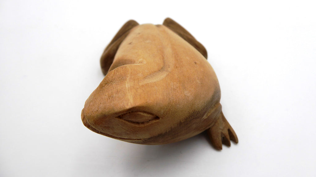 Grenouille taillée dans du bois blanc