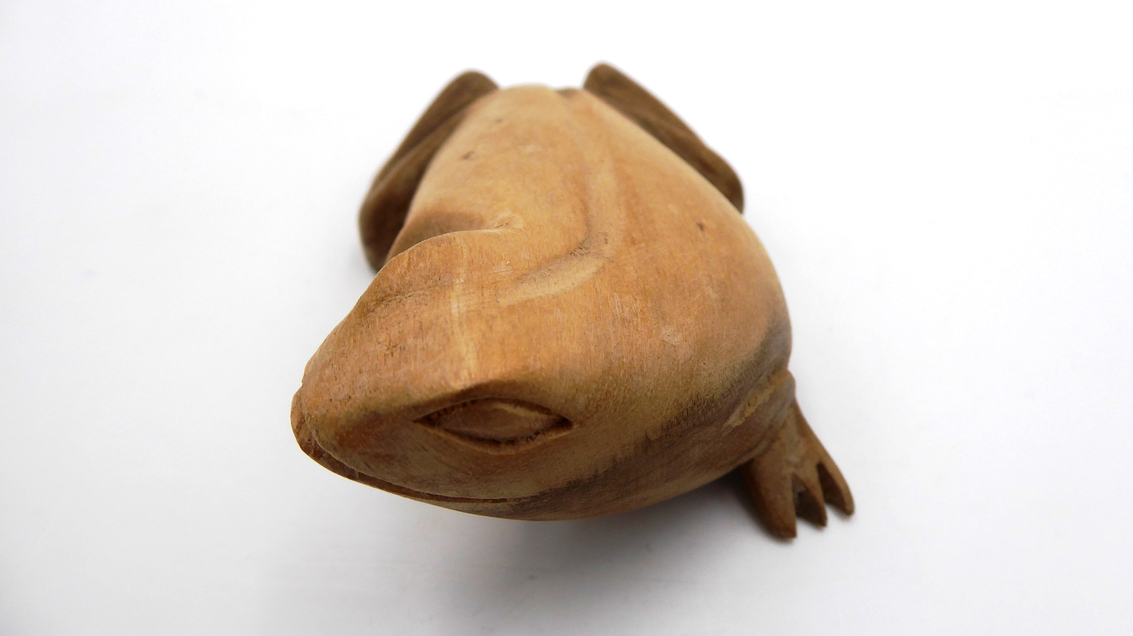 Grenouille taillée dans du bois blanc