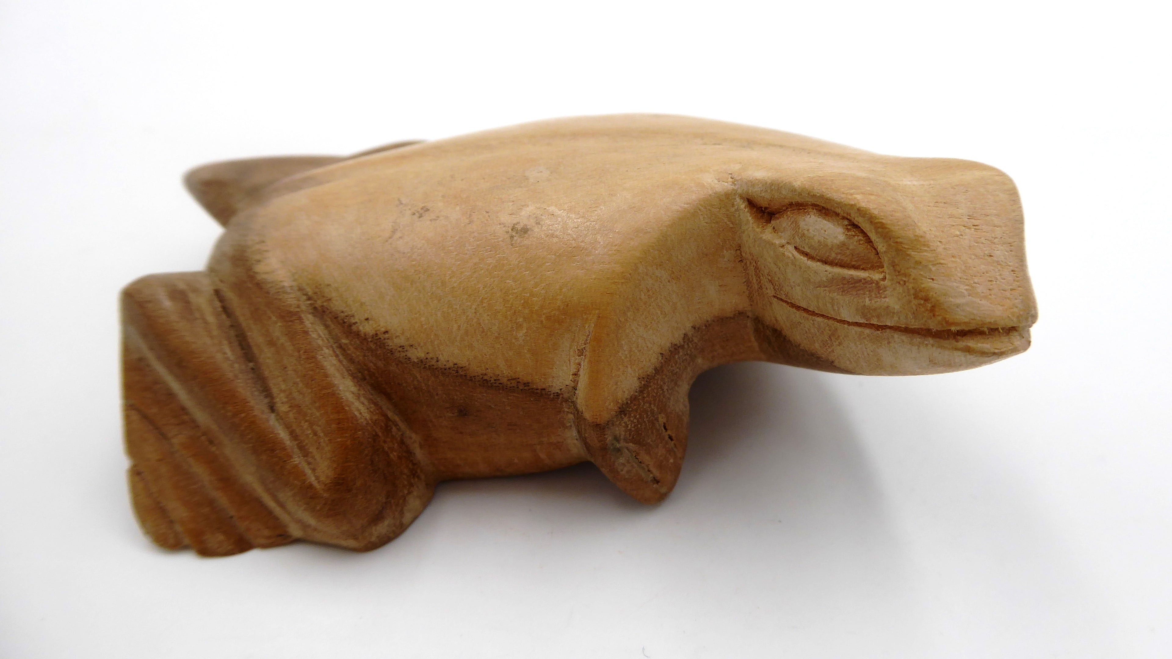 Grenouille taillée dans du bois blanc