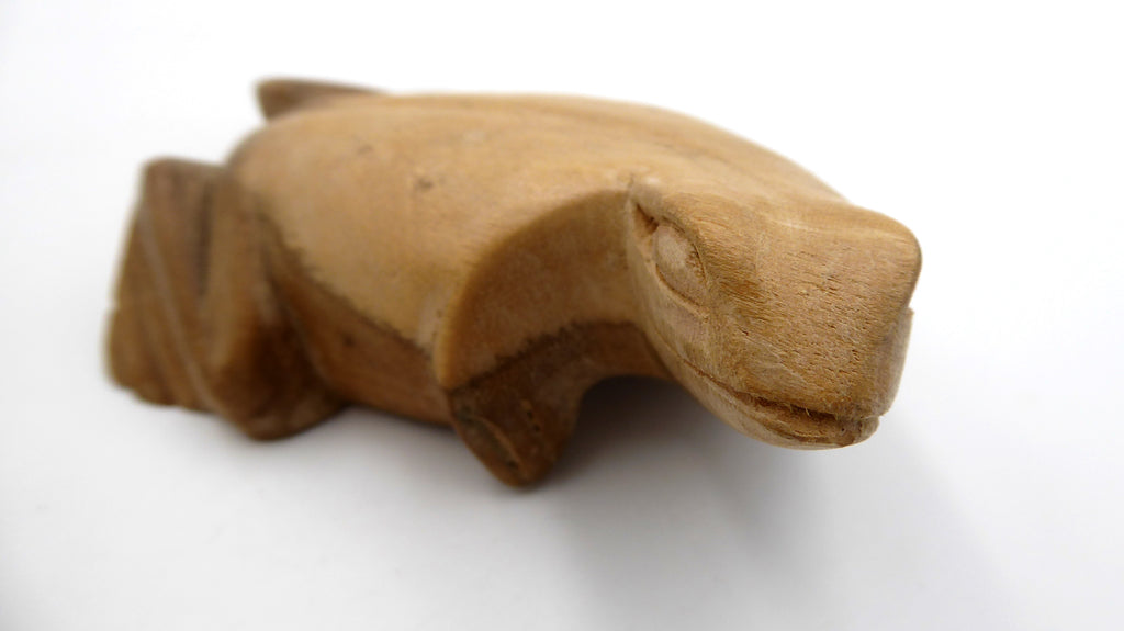 Grenouille taillée dans du bois blanc